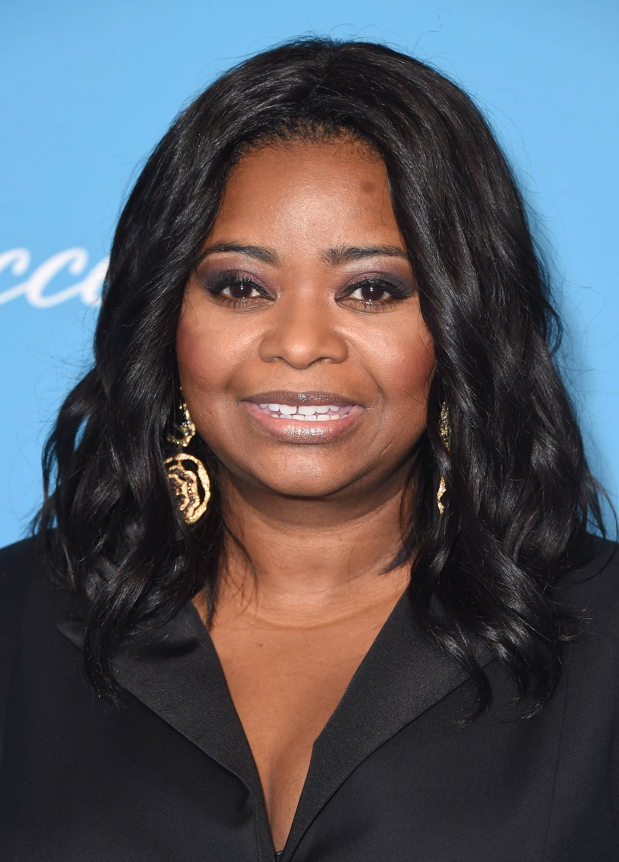 Octavia Spencer, long dark wavy hair, gold earrings, 2K Phone Wallpaper