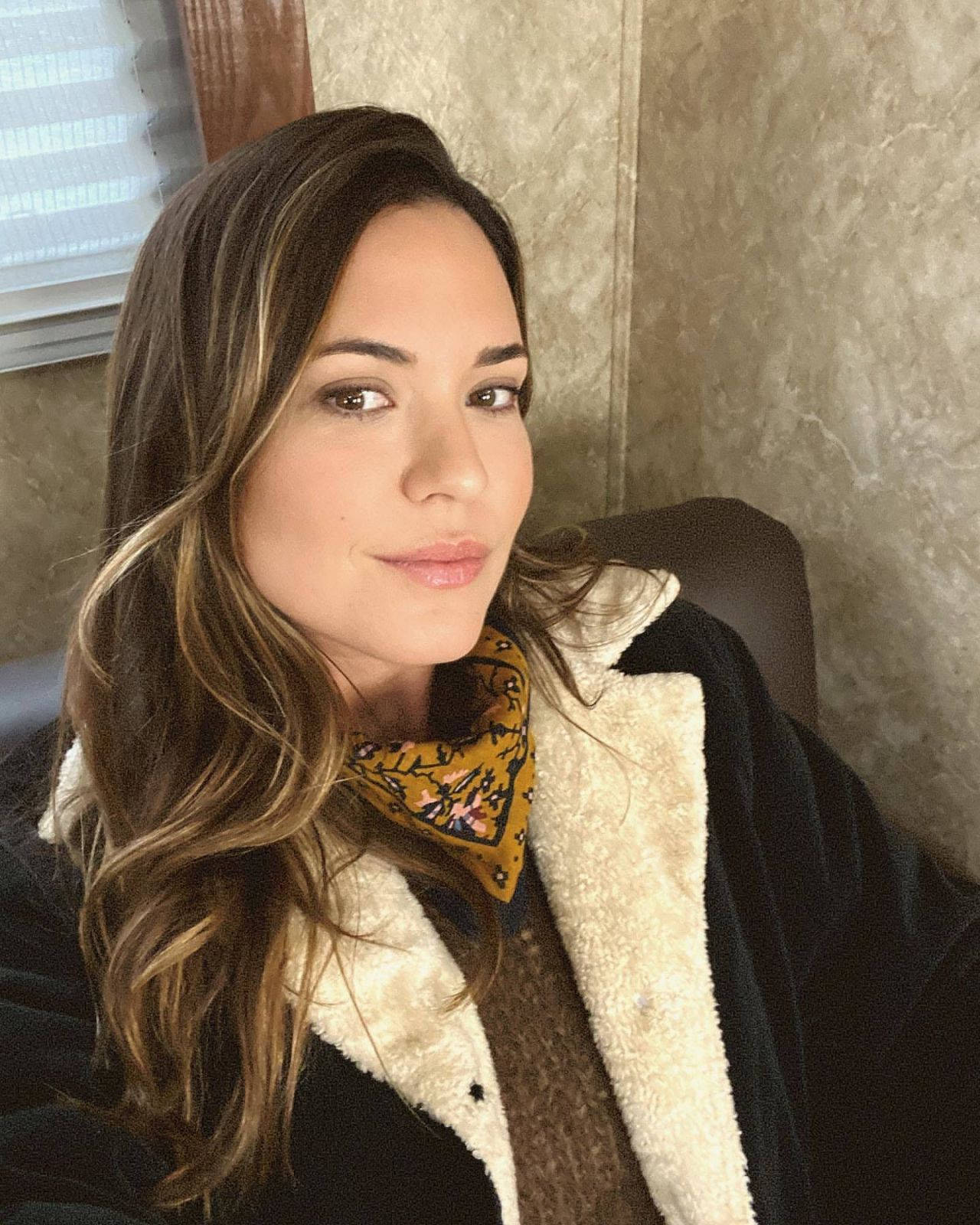 Odette Annable, black shearling coat, patterned scarf, HD Phone Wallpaper