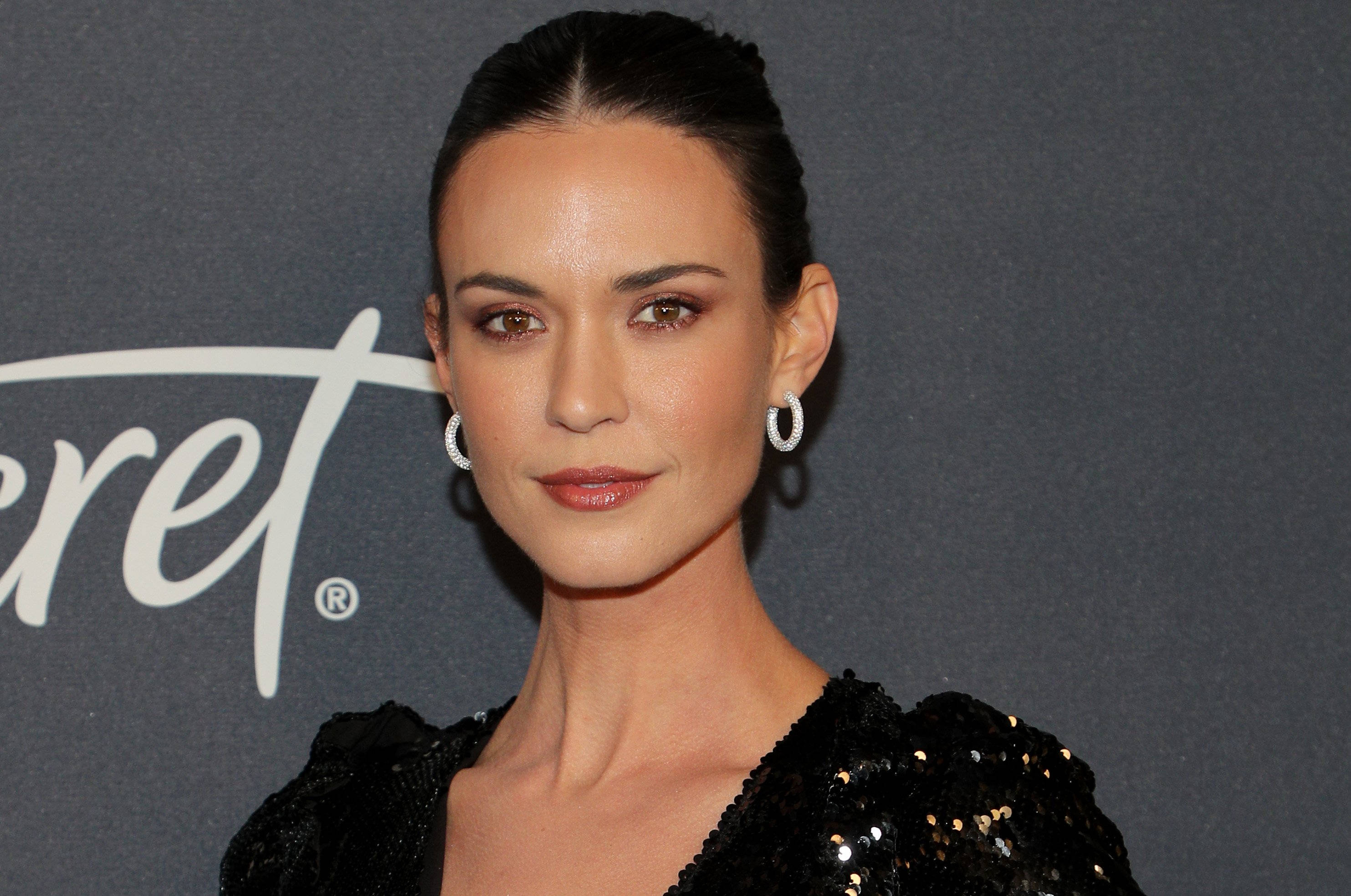 Odette Annable, black sequined top, gray branded backdrop, 2K Desktop Wallpaper