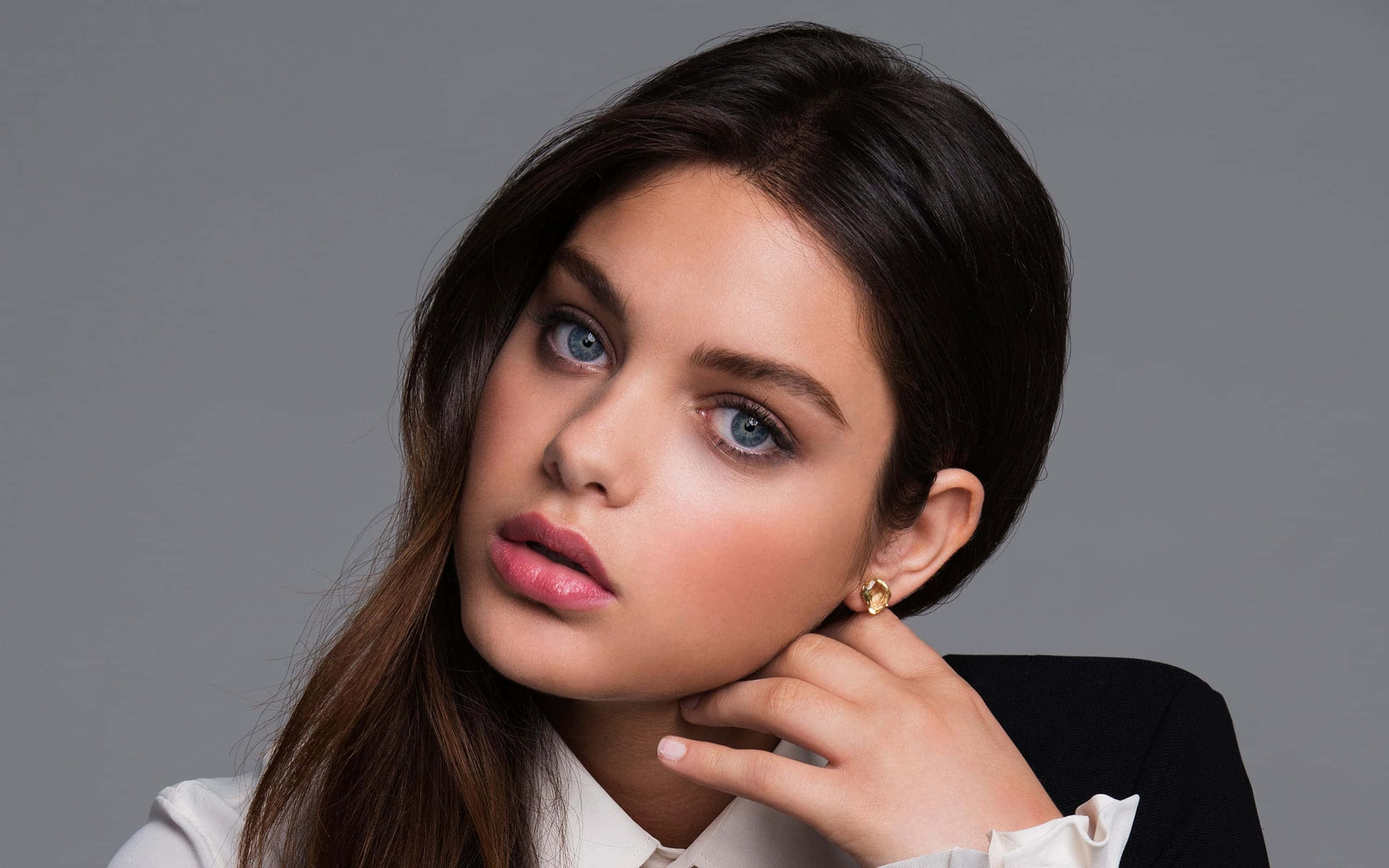 Odeya Rush, blue eyes, dark hair, 2K Desktop Wallpaper