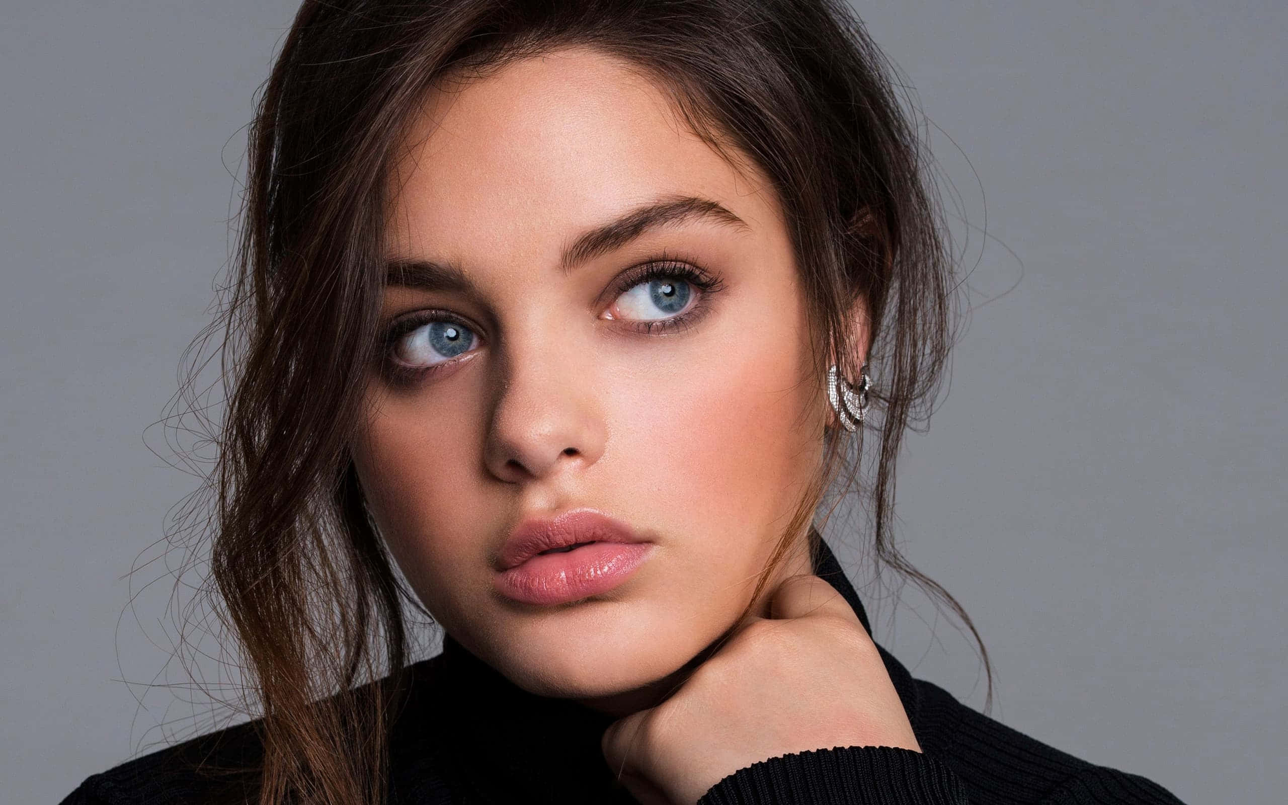 Odeya Rush, blue eyes, dark hair, 2K Desktop Wallpaper