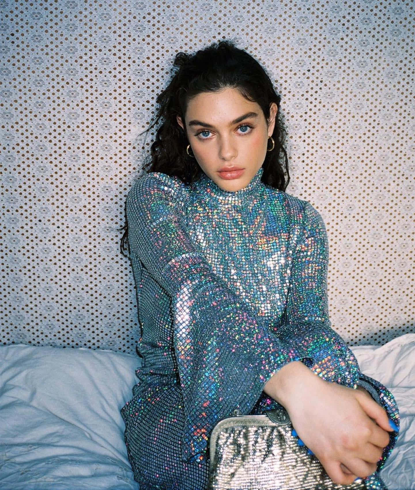 Odeya Rush, shimmering blue sequined dress, metallic clutch, HD Phone Wallpaper