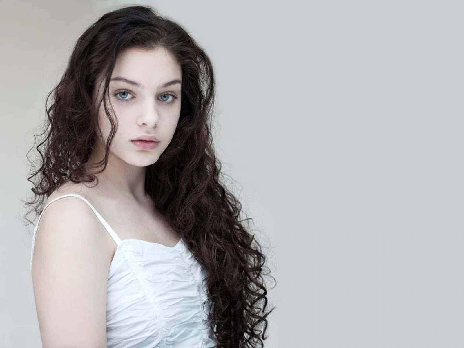 Odeya Rush, long dark curly hair, striking blue eyes, HD Desktop Wallpaper