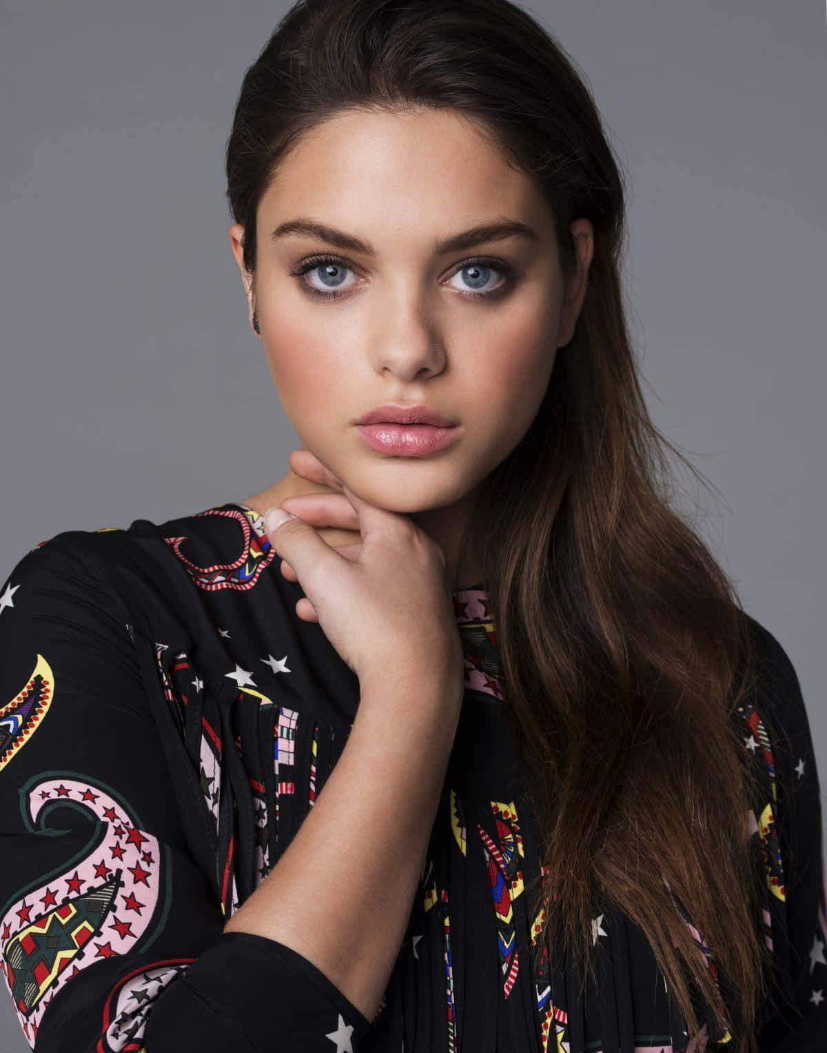 Odeya Rush, piercing blue eyes, dark hair, HD Phone Wallpaper