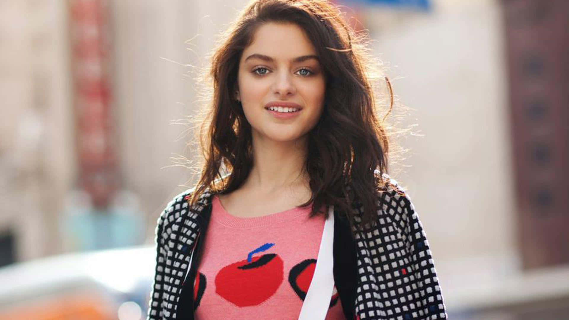 Odeya Rush, red carpet, pink apple-print sweater, Full HD Desktop Wallpaper