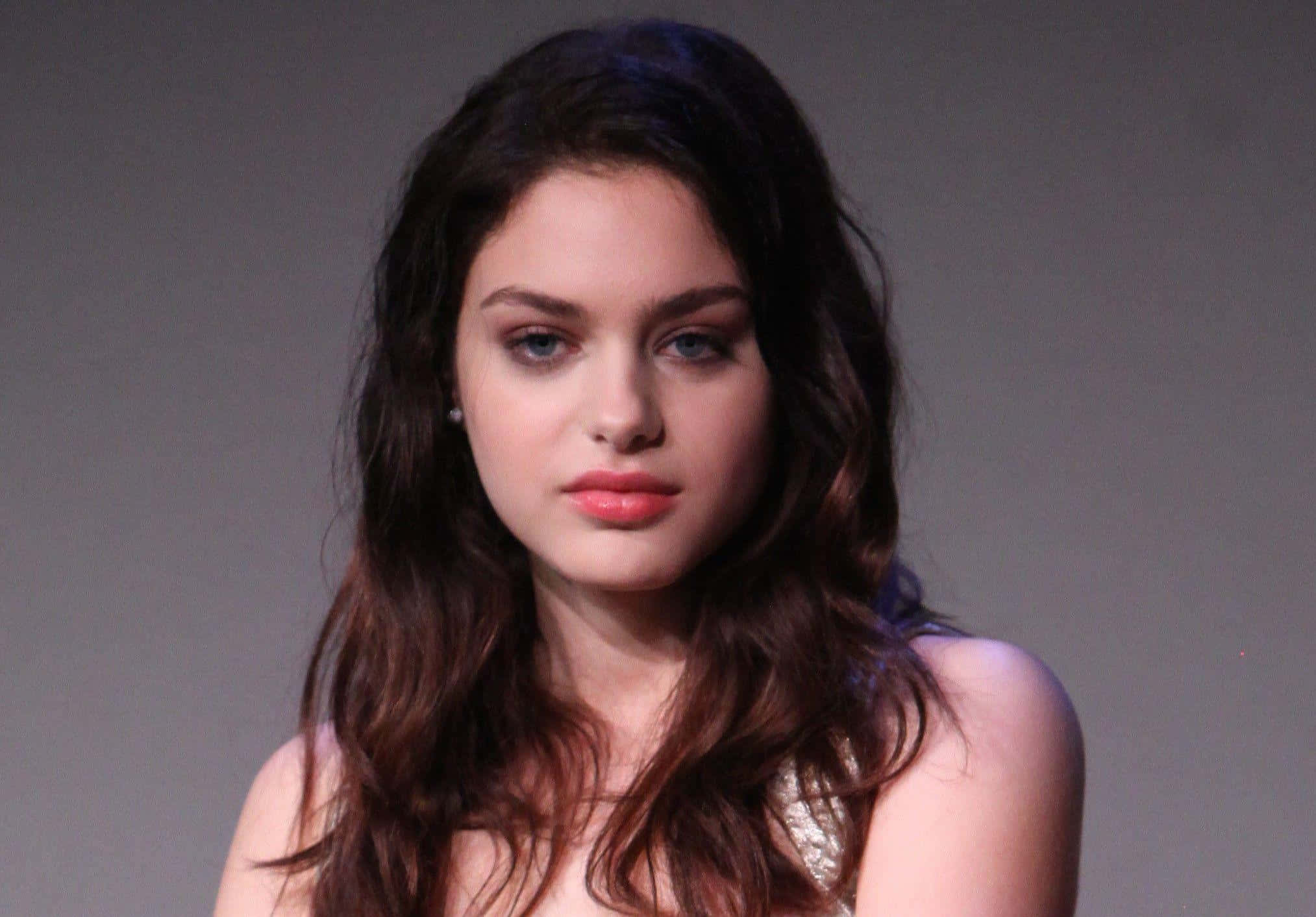Odeya Rush, long dark wavy hair, striking blue eyes, Full HD Desktop Wallpaper