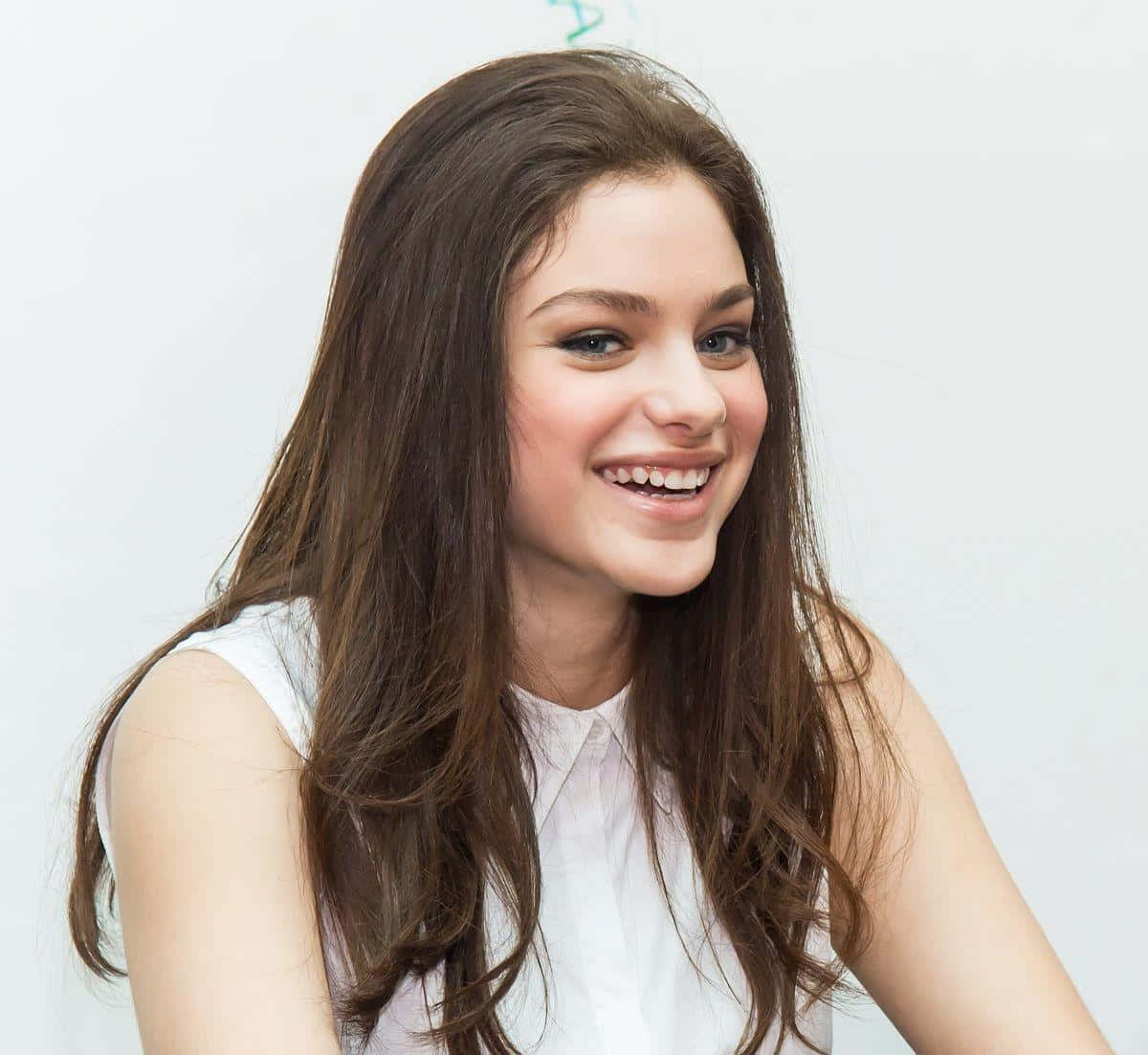 Odeya Rush, long brown hair, white sleeveless top, SD Desktop Wallpaper
