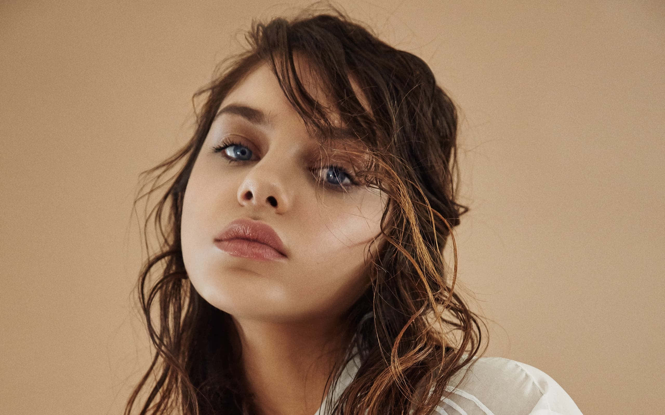 Odeya Rush, blue eyes, tousled brown hair, 2K Desktop Wallpaper