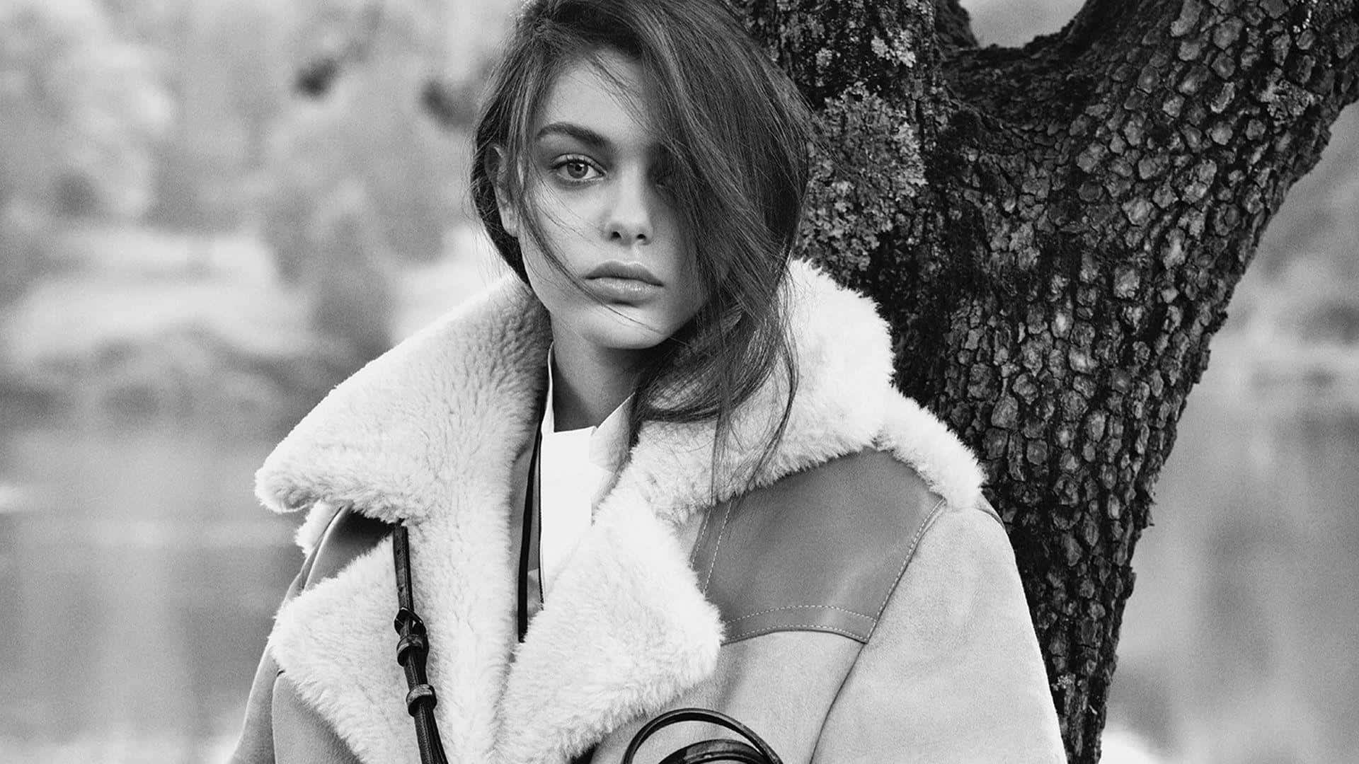 Odeya Rush, fur-lined coat, textured tree trunk, Full HD Desktop Wallpaper
