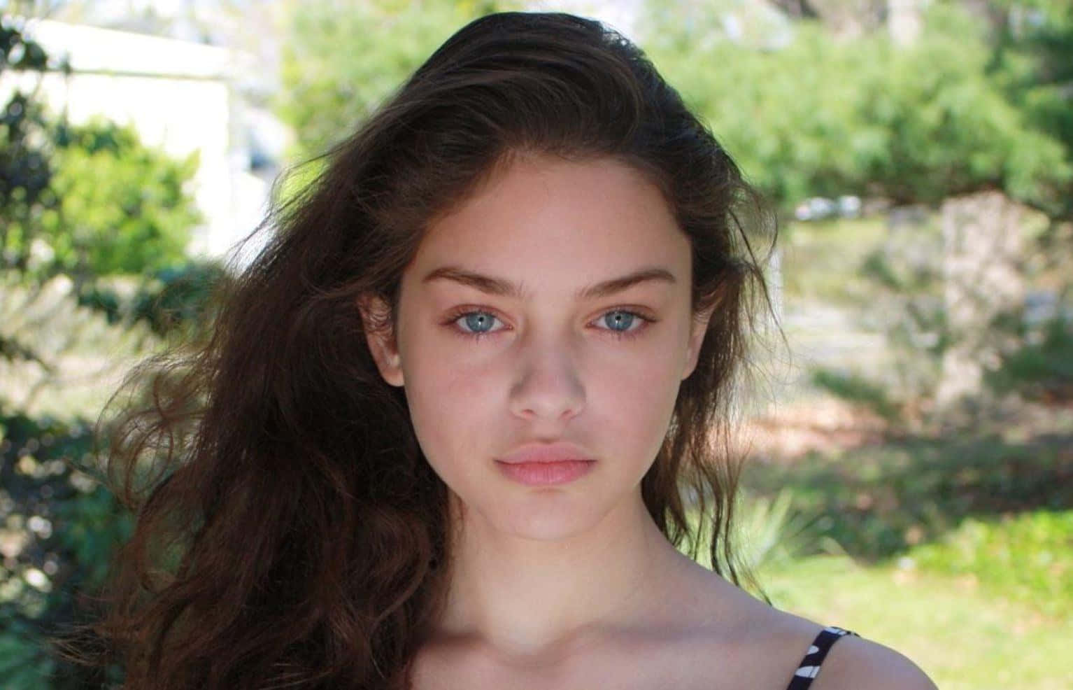 Odeya Rush, blue eyes, wavy brown hair, HD Desktop Wallpaper