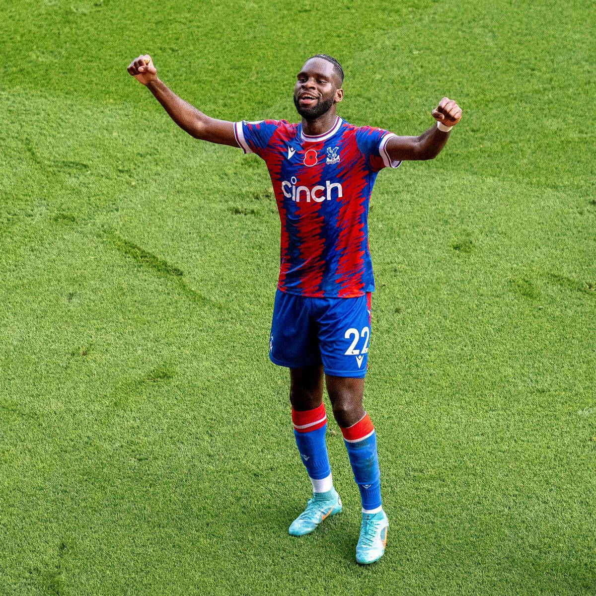 Odsonne Edouard, red and blue striped jersey, vibrant green pitch, SD Desktop Wallpaper