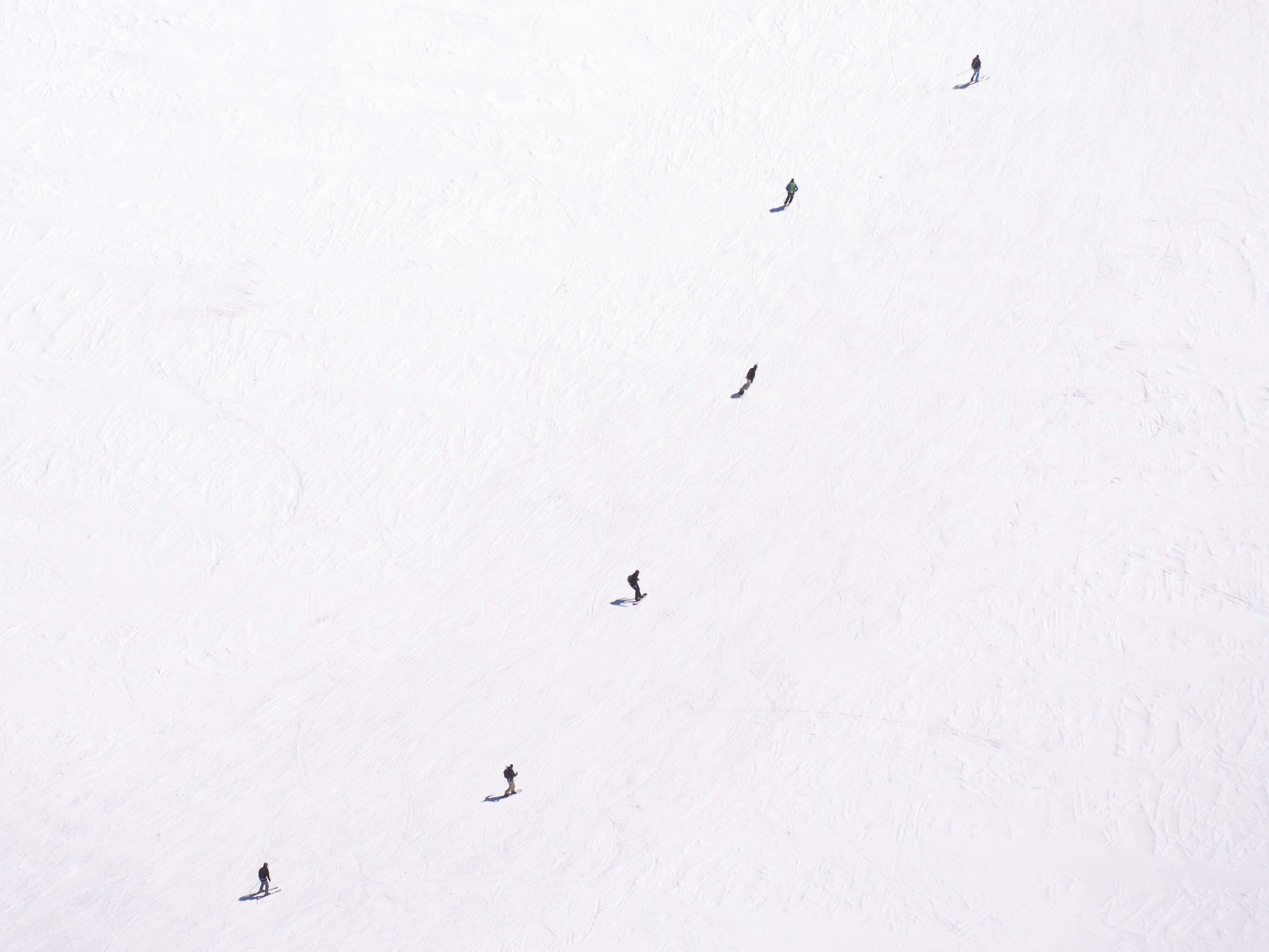 Off White, snowboarders, vast snowy slope, 4K Desktop Wallpaper