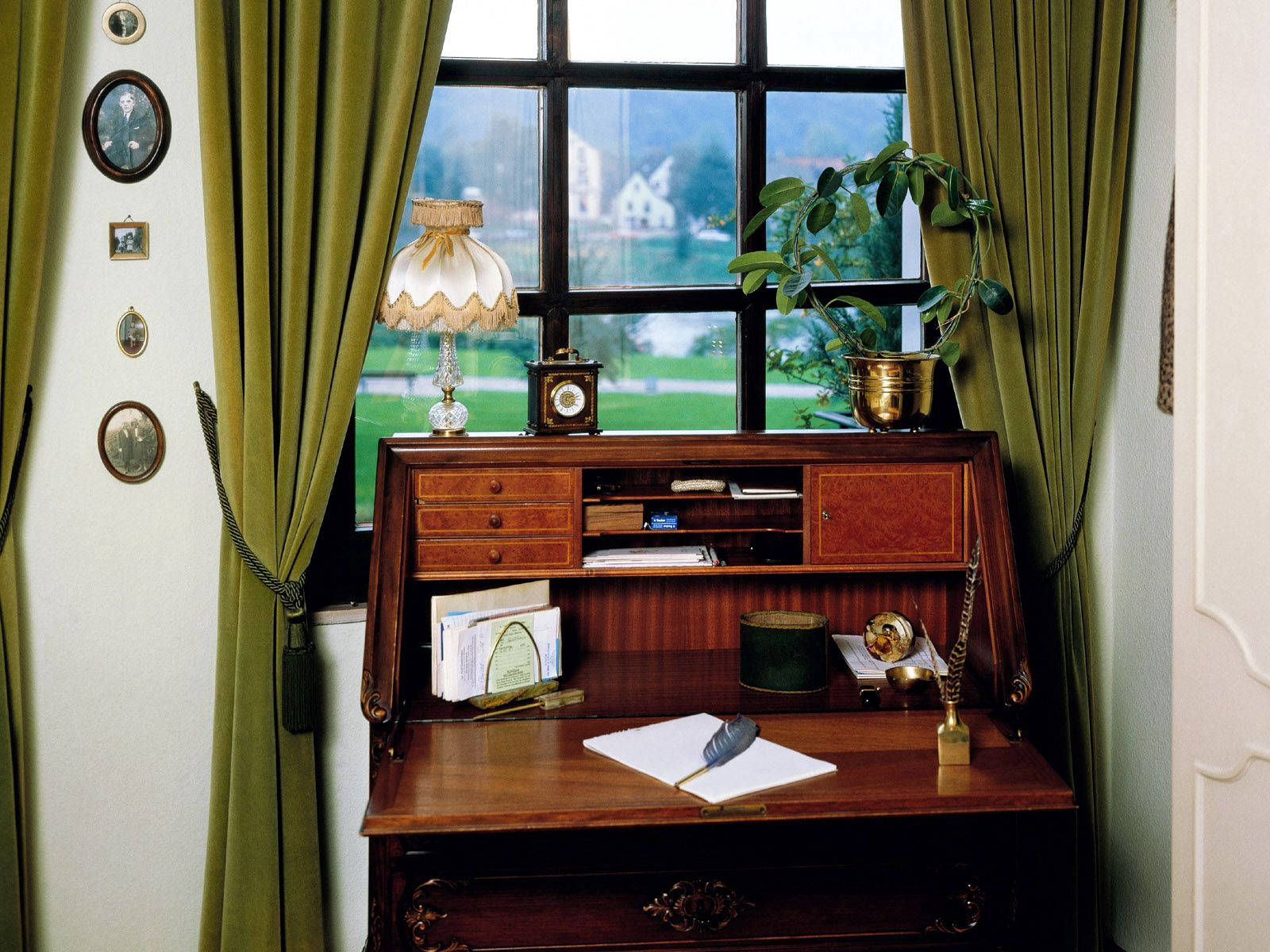 vintage wooden writing desk, lamp, quill pen, HD Desktop Wallpaper
