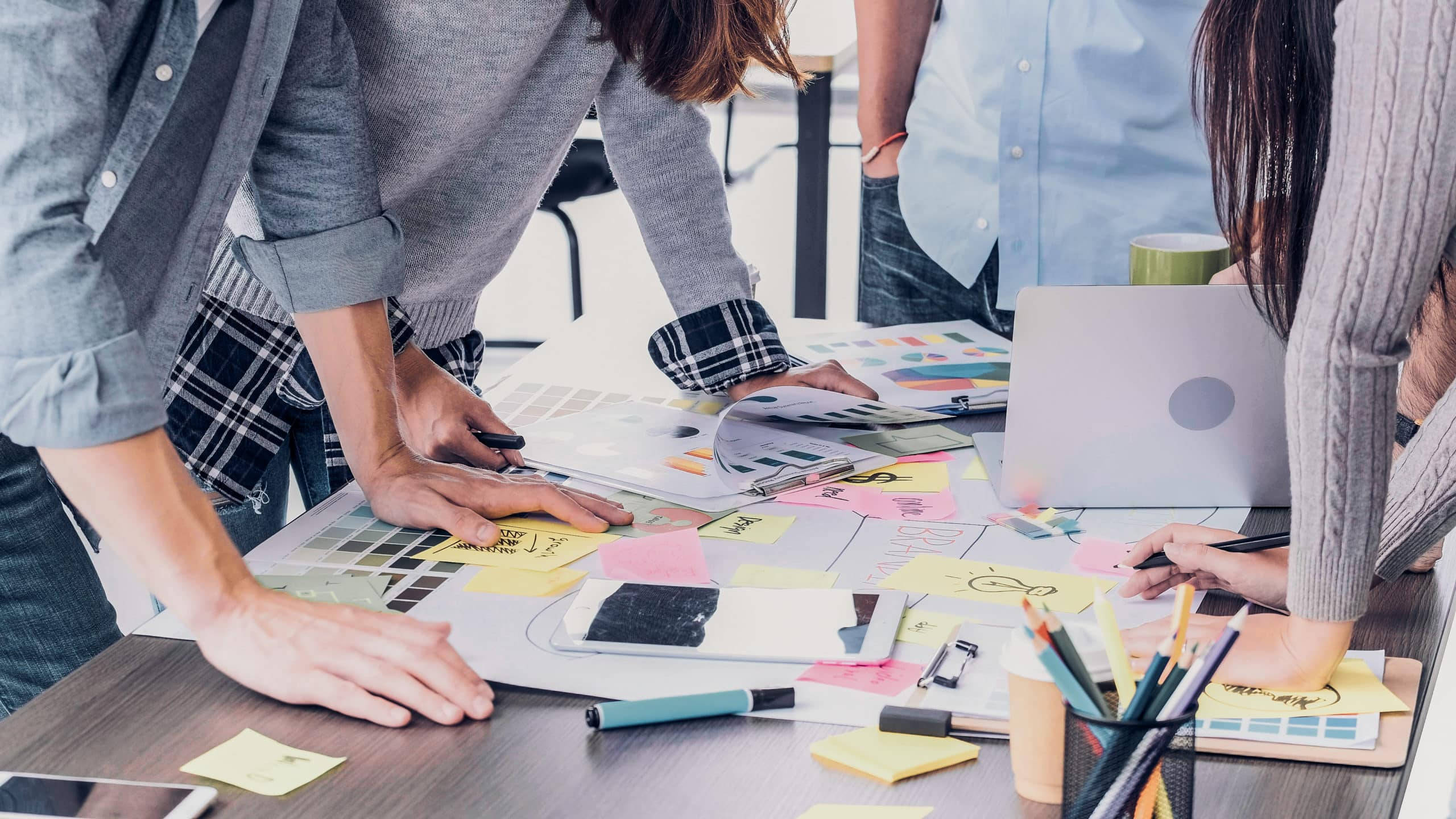 messy desk, colorful sticky notes, design mockups, 2K Desktop Wallpaper