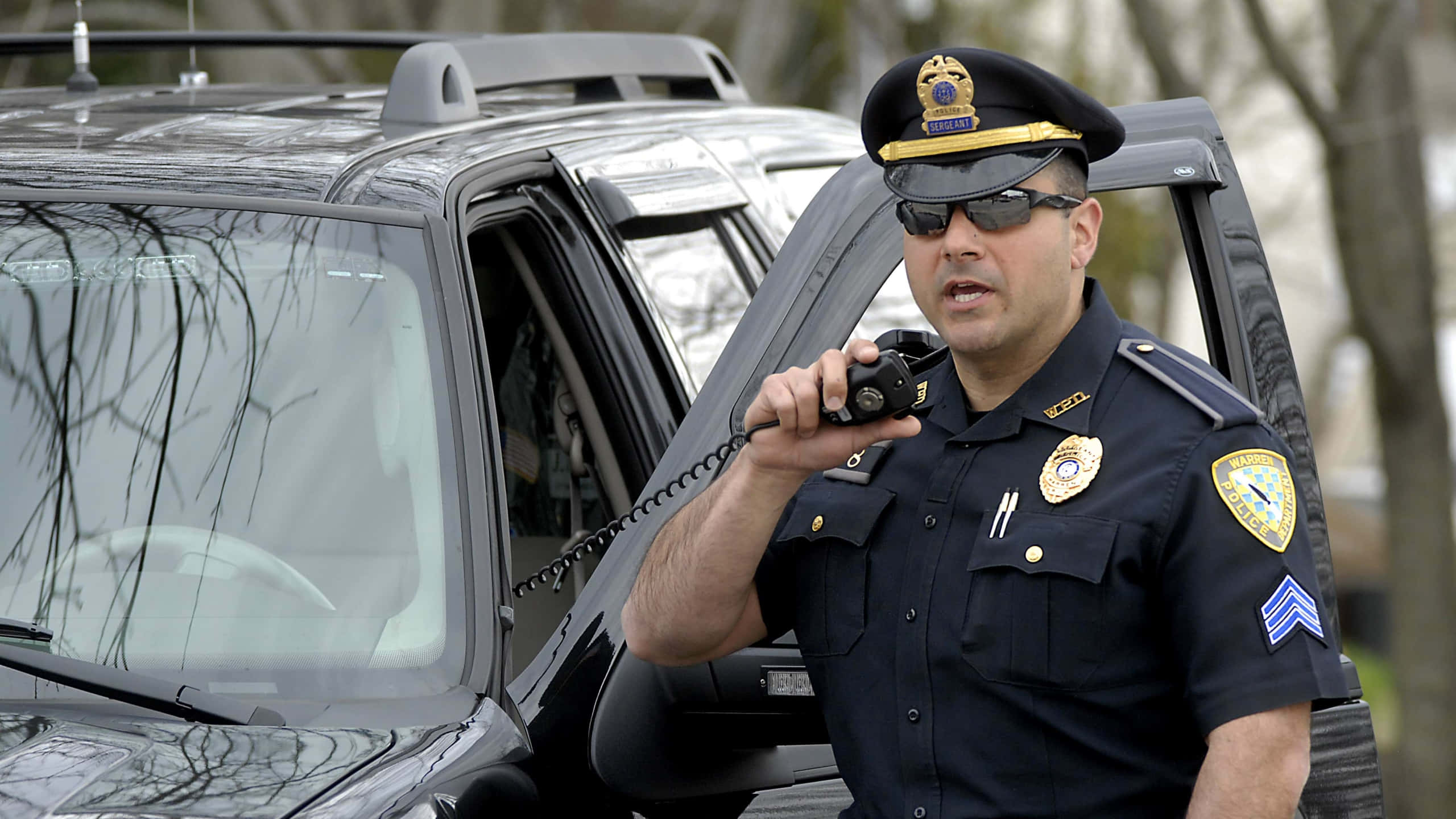 police officer, uniform, black SUV, 2K Desktop Wallpaper