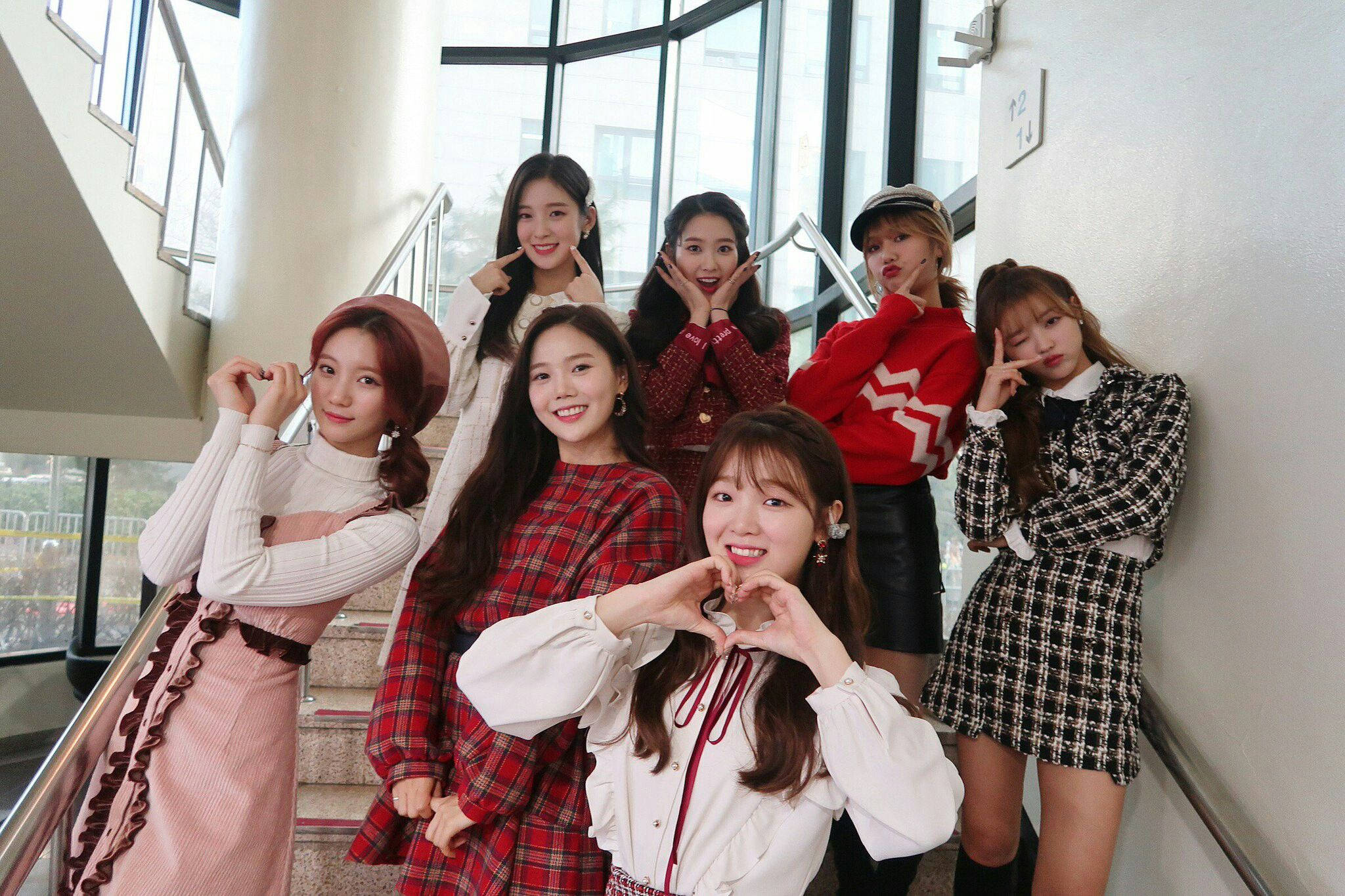 OH MY GIRL, candid group photo, seven stylish young women, Full HD Desktop Wallpaper