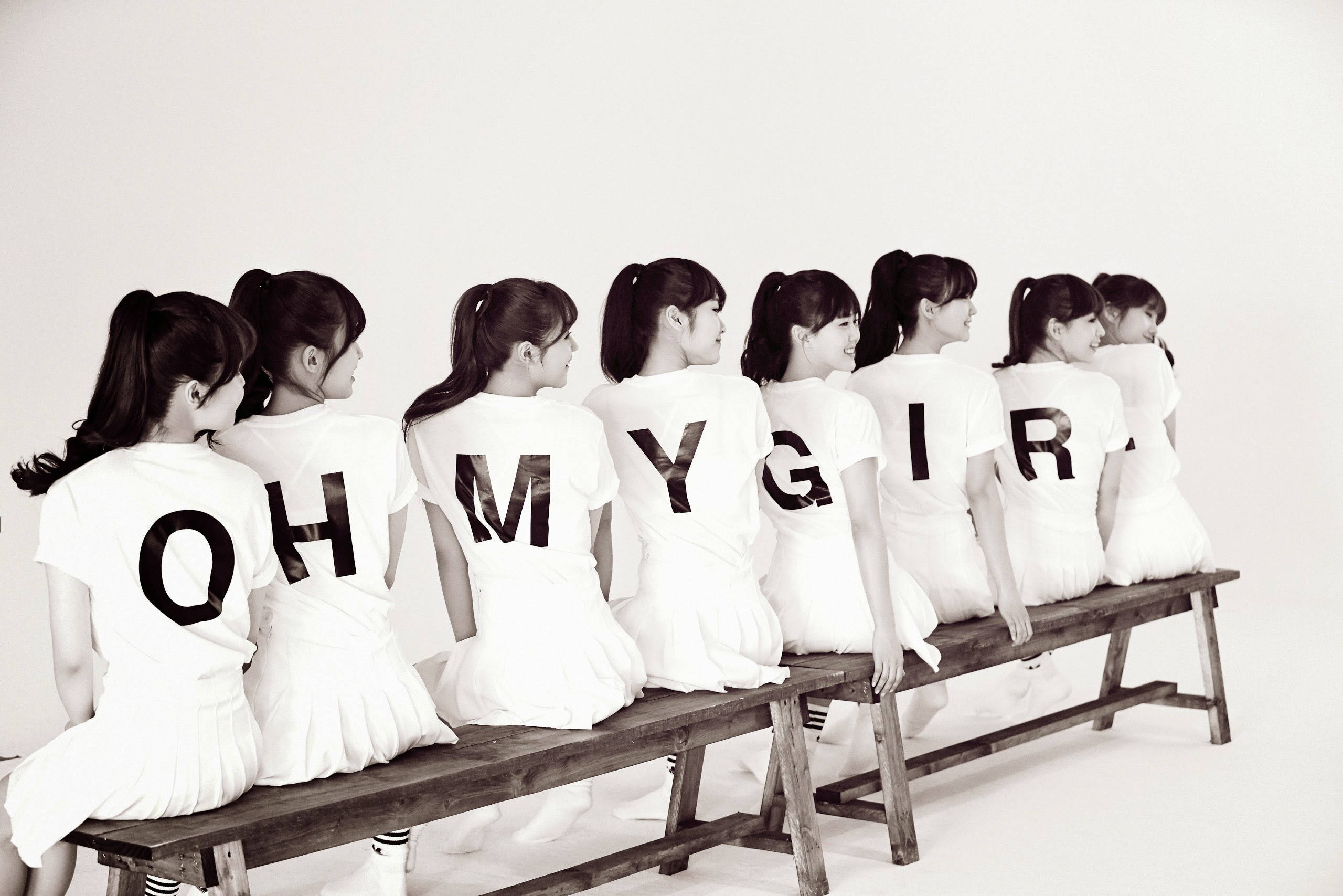 Oh My Girl, white outfits, wooden bench, 2K Desktop Wallpaper