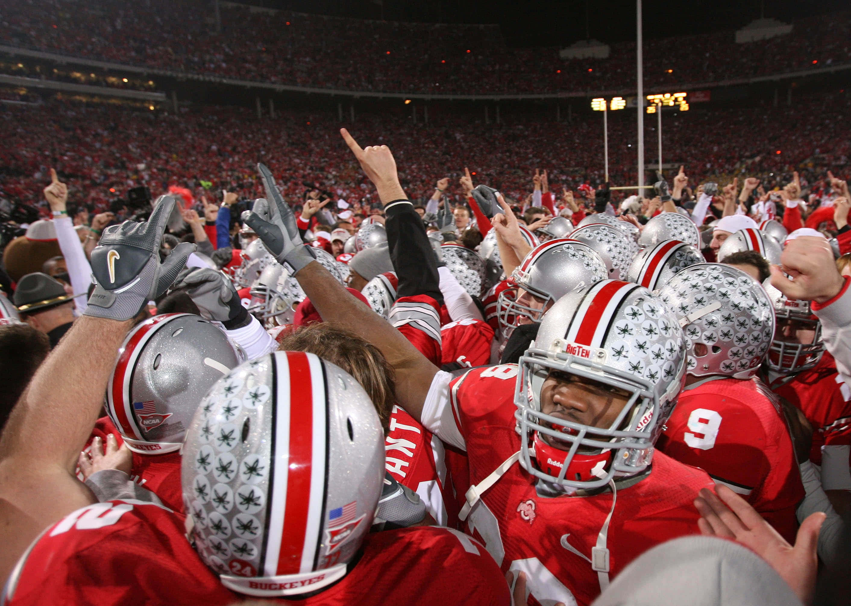 Ohio State Football, red uniforms, silver helmets, 2K Desktop Wallpaper