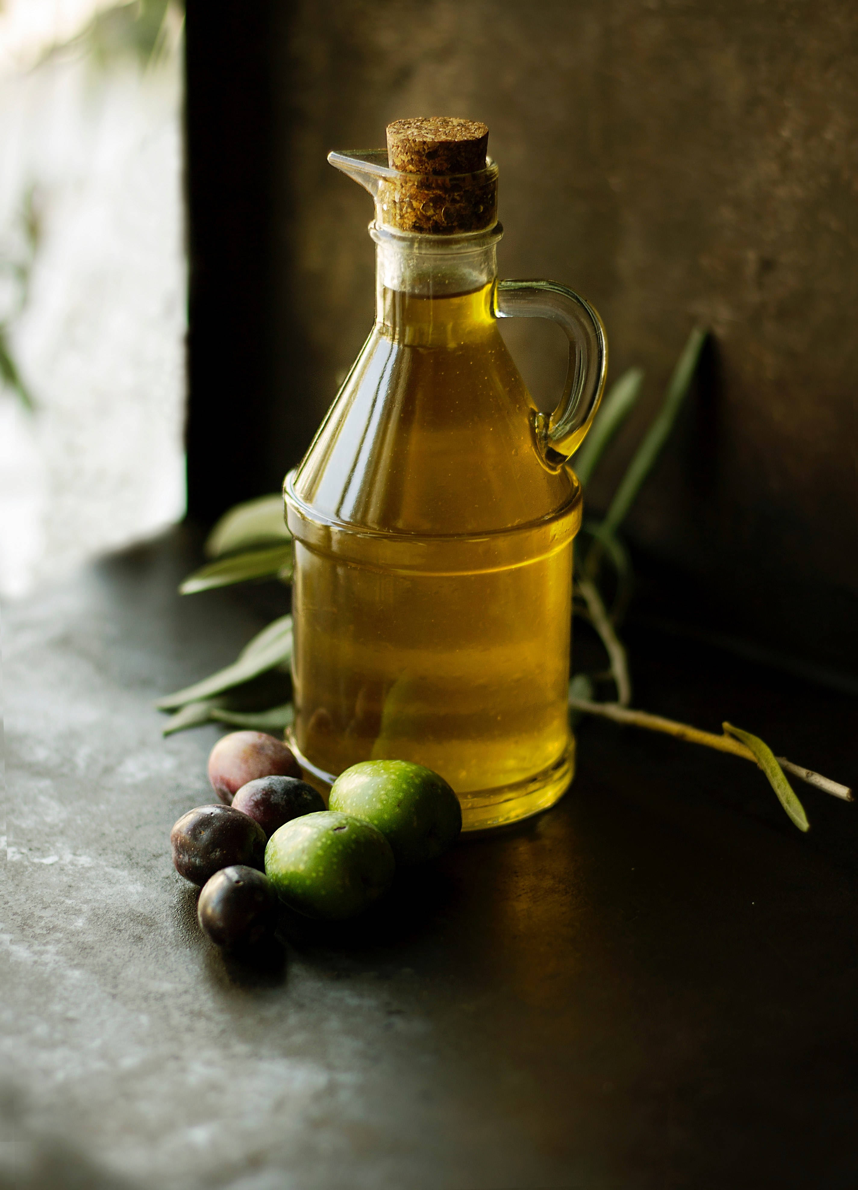 Italian olive oil, golden olive oil, cork stopper, 4K Phone Wallpaper
