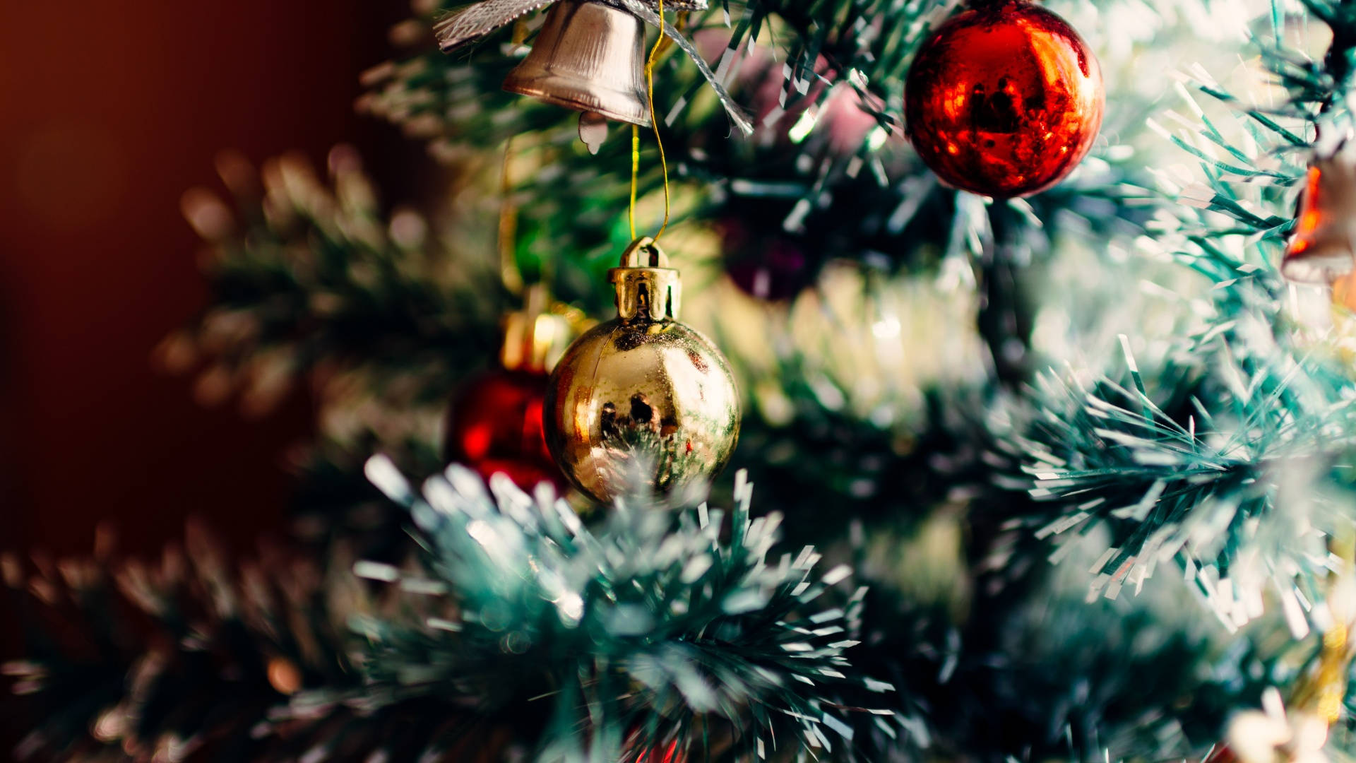 Old Aesthetic Christmas Tree, shiny red ornaments, gold ornaments, Full HD Desktop Wallpaper