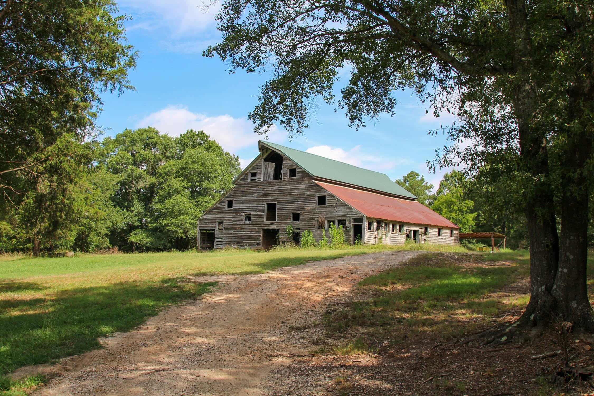 English Gable Roof Barn, green and red roof, weathered wooden barn, Full HD Desktop Wallpaper