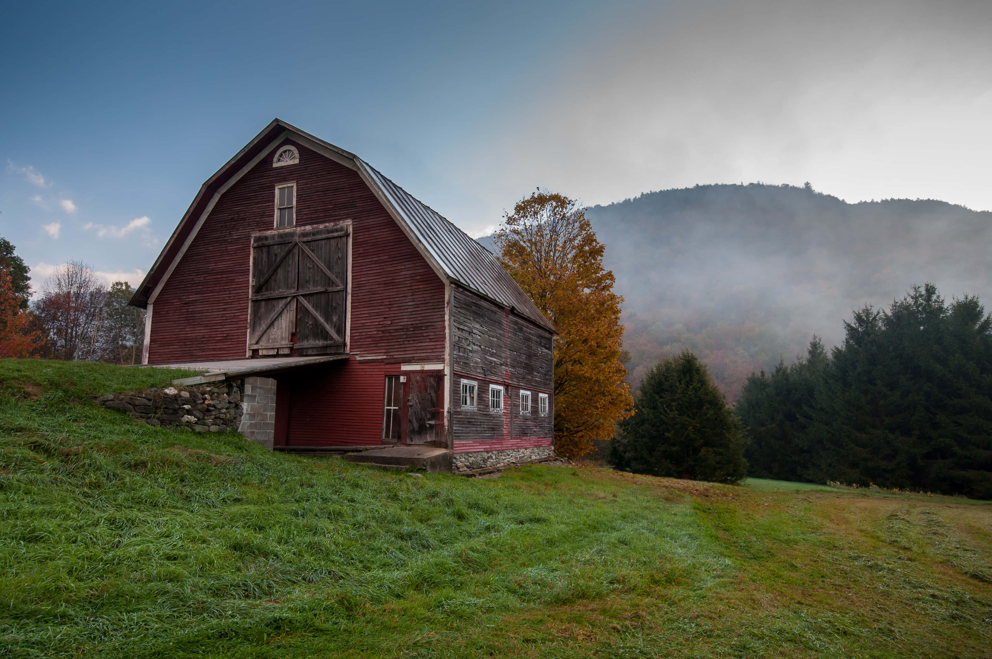rustic barn, weathered red barn, autumn landscape, 2K Desktop Wallpaper
