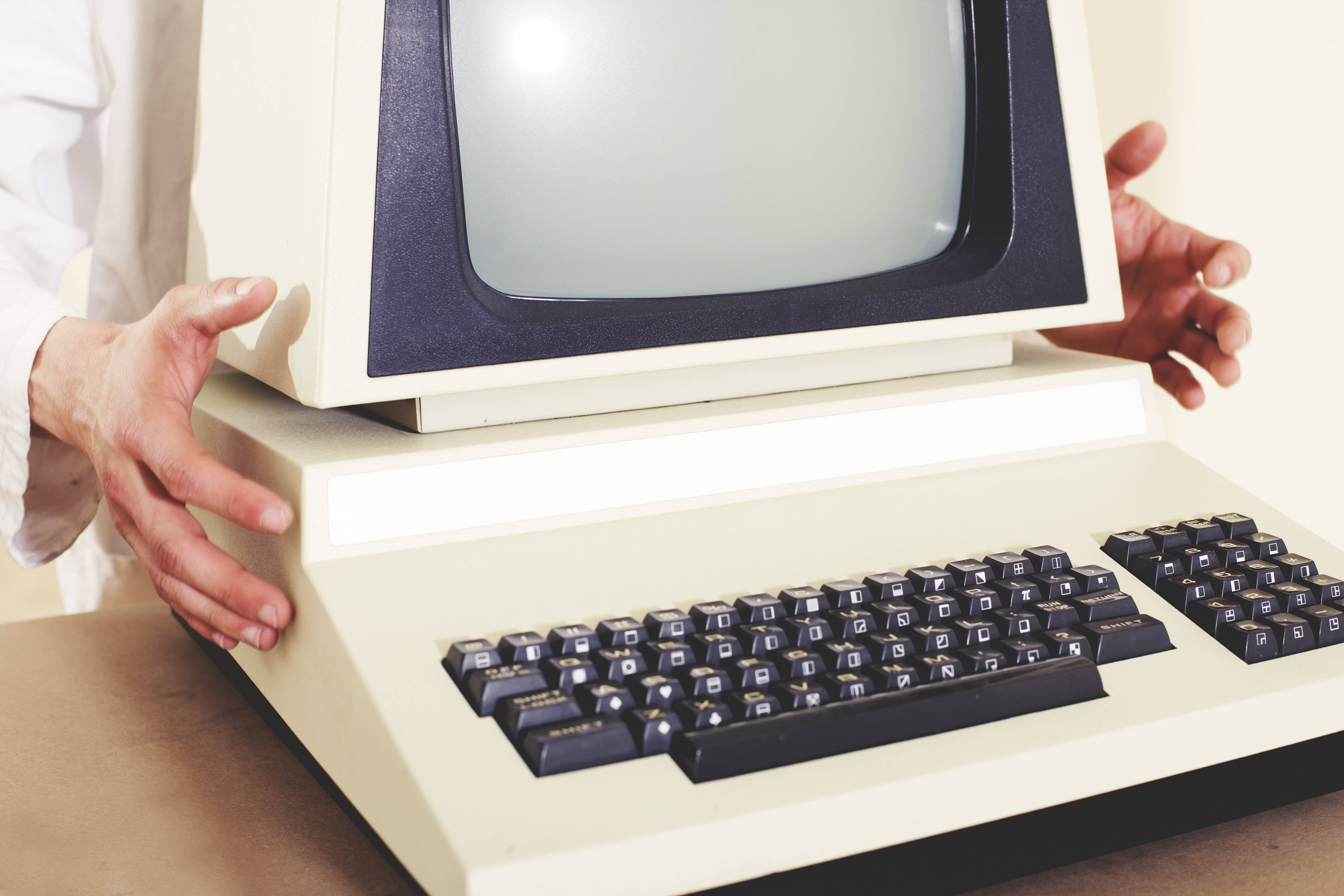 vintage computer, beige computer, built-in monitor, 4K Desktop Wallpaper