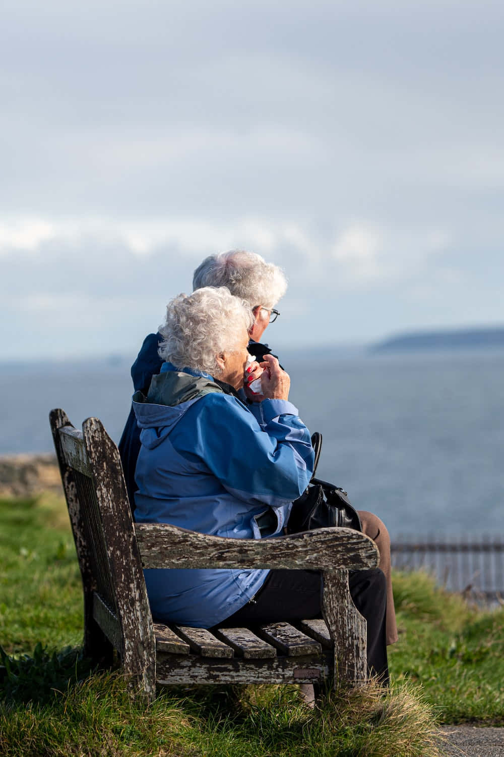 old couple, wooden bench, calm sea, HD Phone Wallpaper