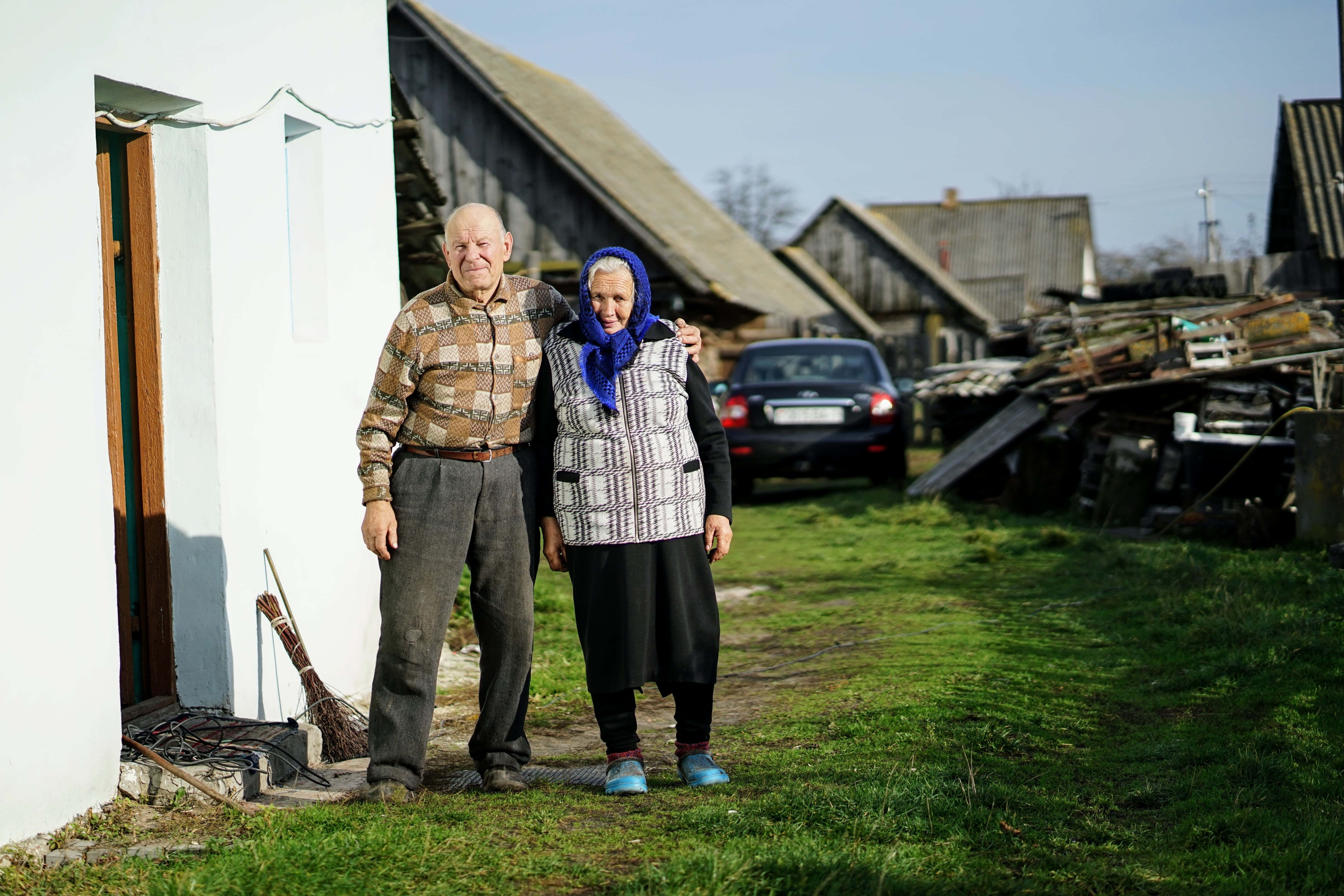 elderly couple, white house, rural village, 5K Desktop Wallpaper