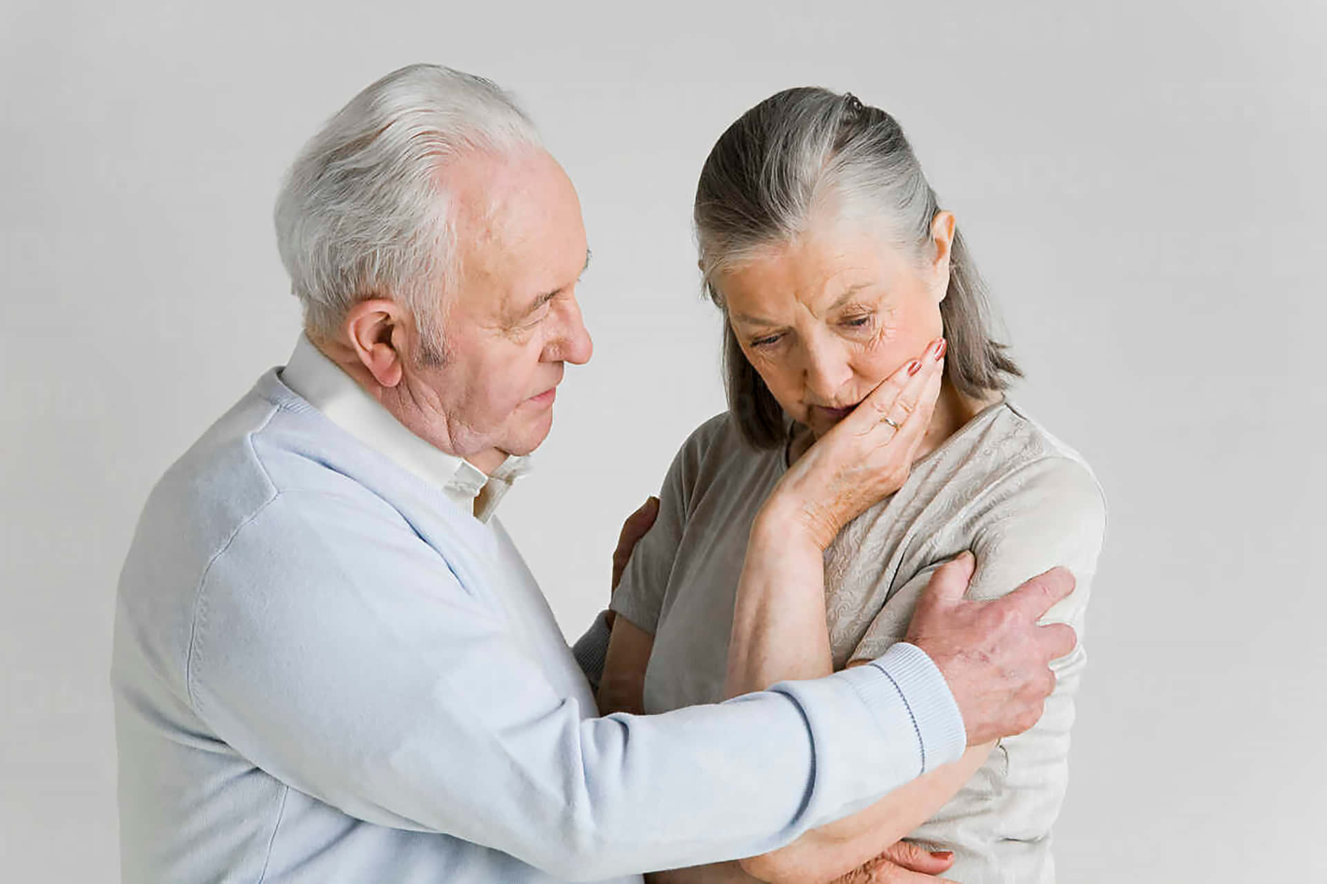 Perturbed Senior Couple, elderly man, distressed woman, Full HD Desktop Wallpaper