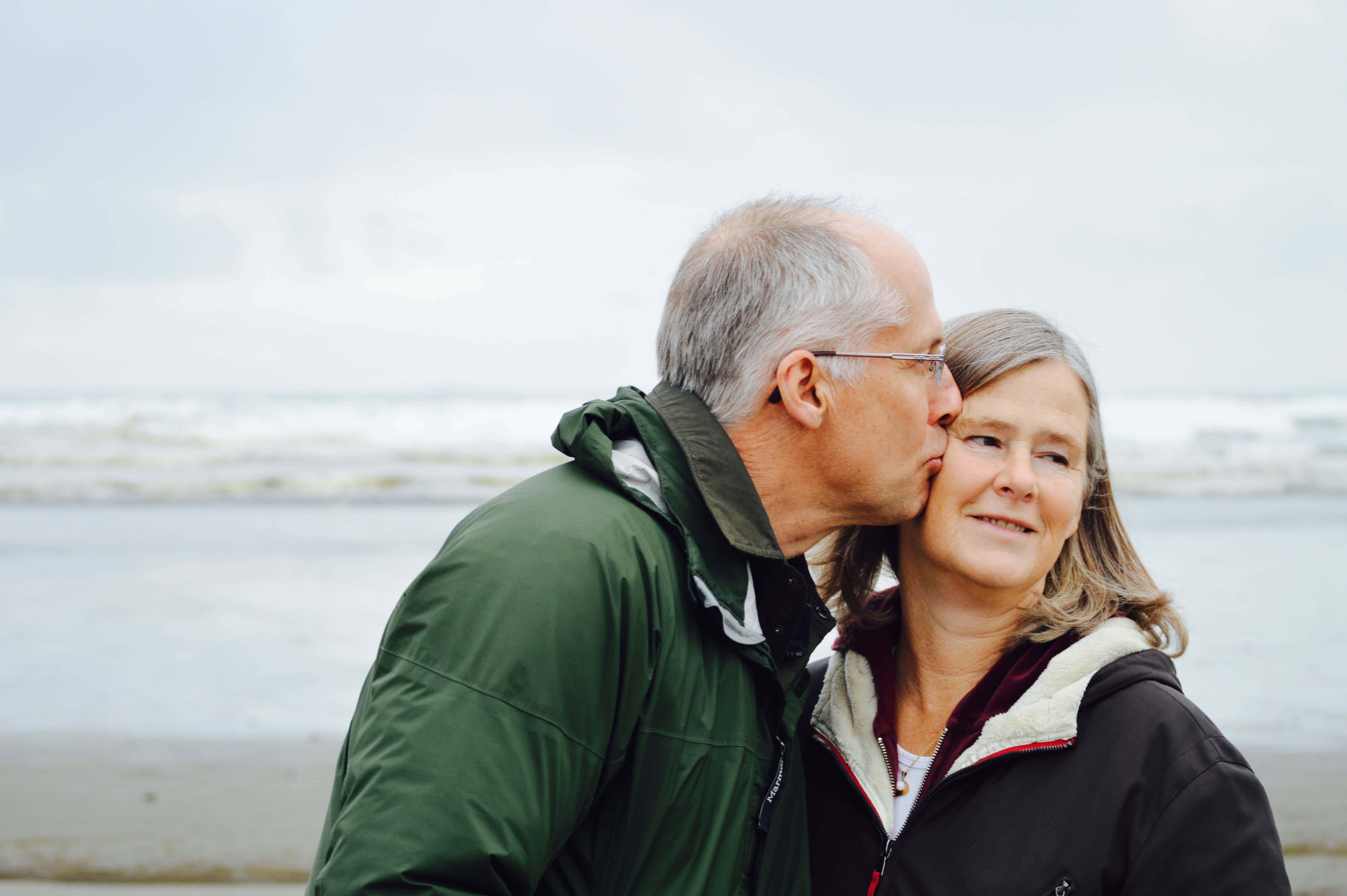 old couple, smooch, misty beach, 5K Desktop Wallpaper