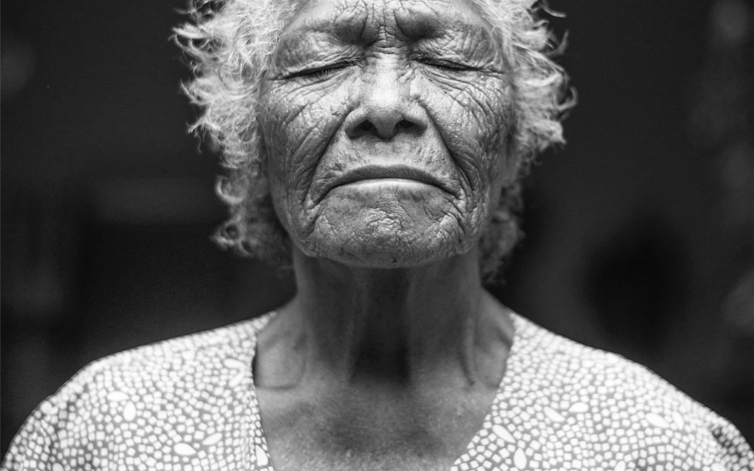 Old Lady, black and white portrait, elderly woman, 2K Desktop Wallpaper