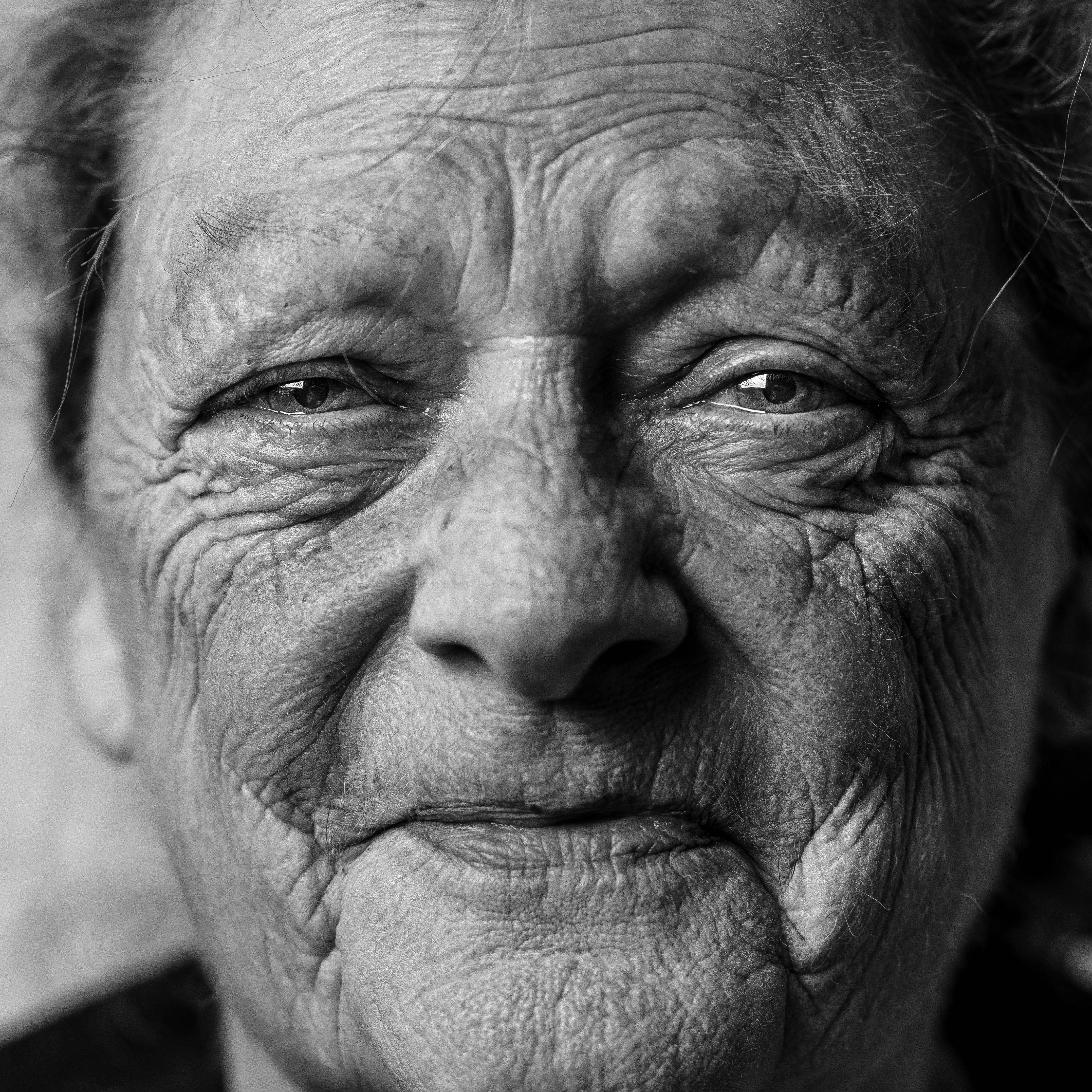Old Woman, black and white, close-up, 4K Desktop Wallpaper