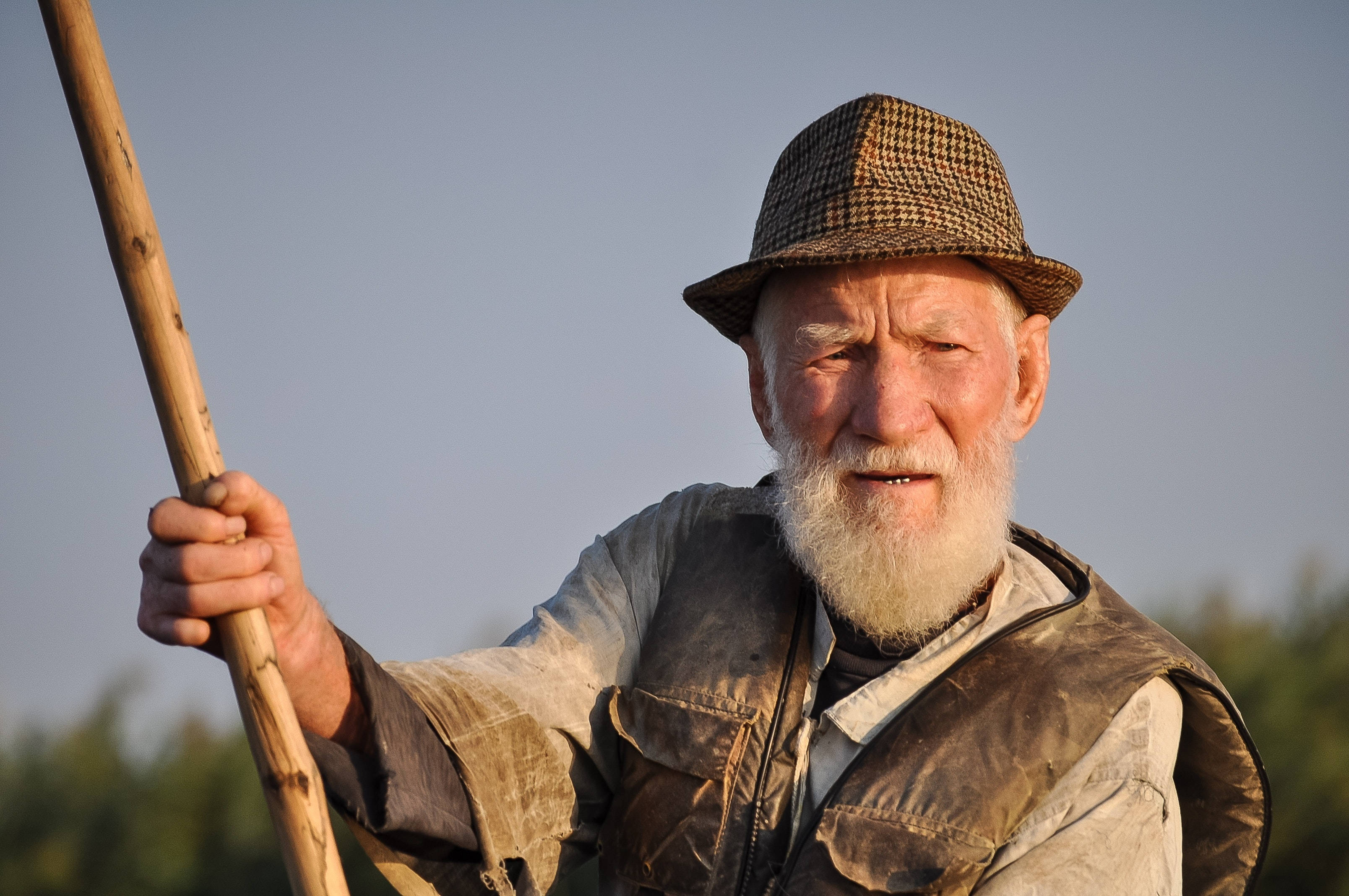 Old Man, white beard, checkered hat, 2K Desktop Wallpaper