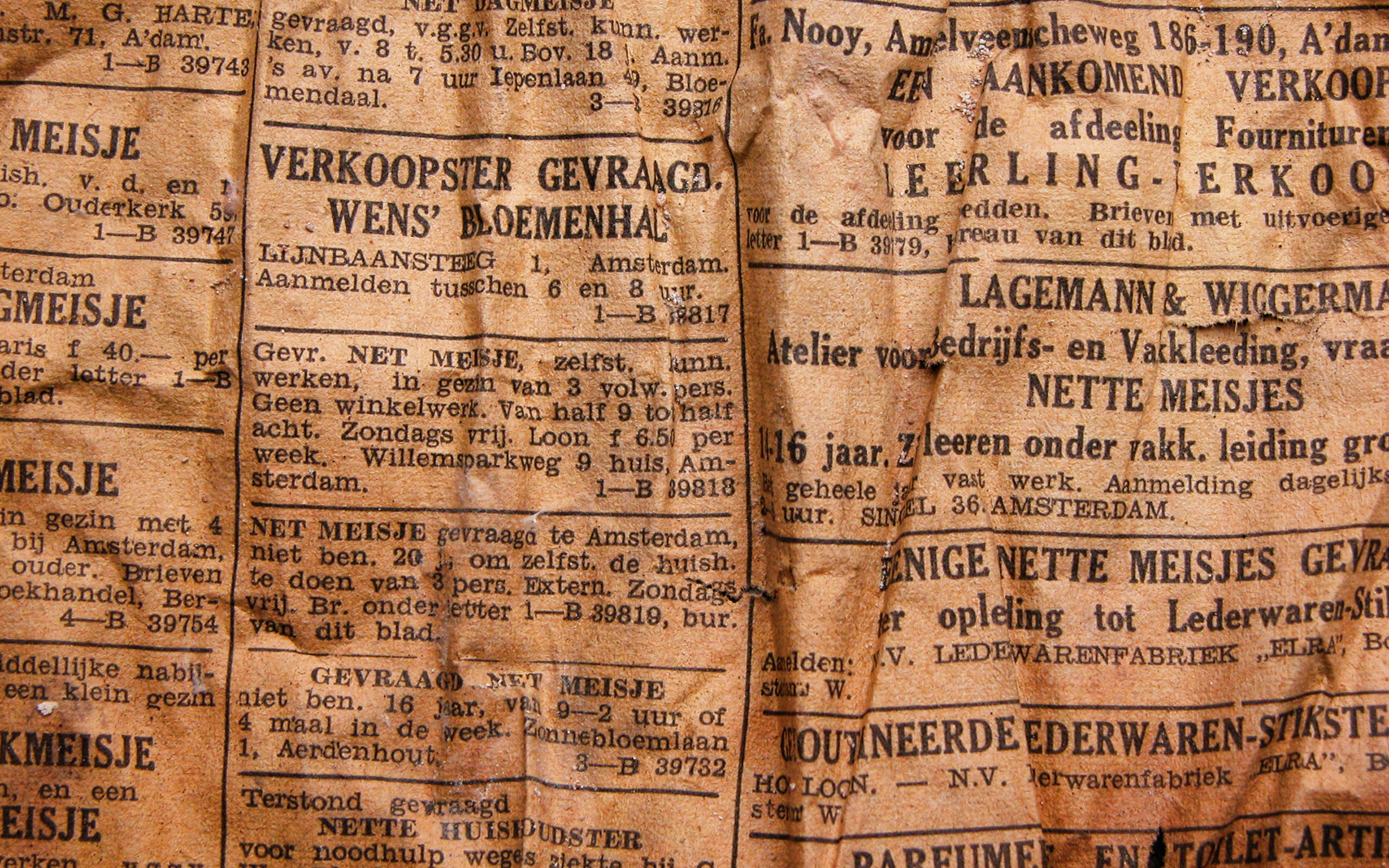 Old Paper, vintage newspaper, faded Dutch text, 2K Desktop Wallpaper