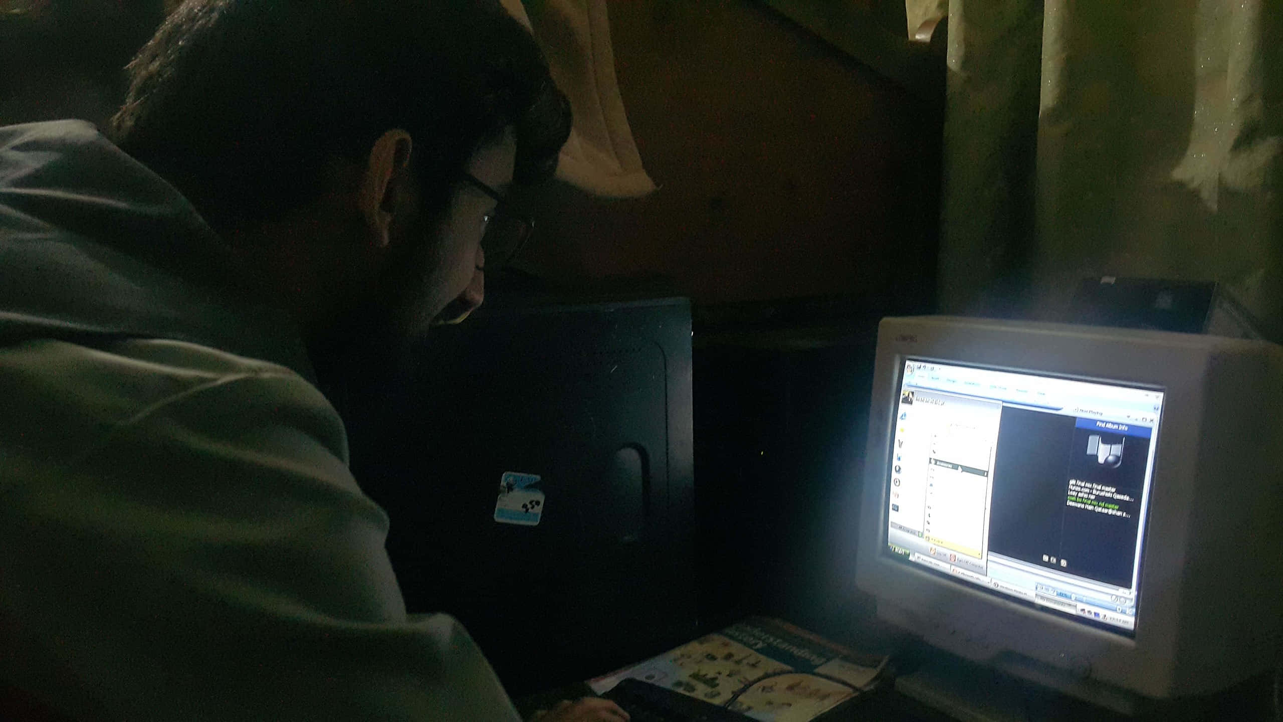 CRT monitor, computer tower, glasses, 2K Desktop Wallpaper