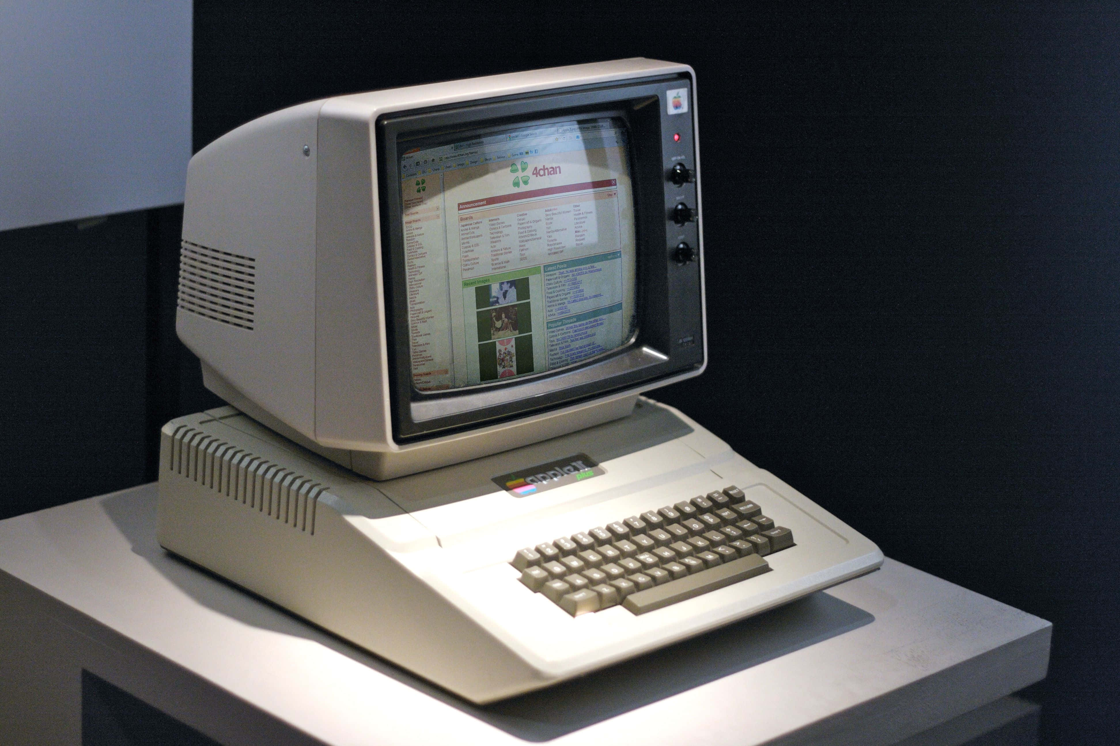 Old PC, beige vintage computer, integrated monitor and keyboard, 4K Desktop Wallpaper