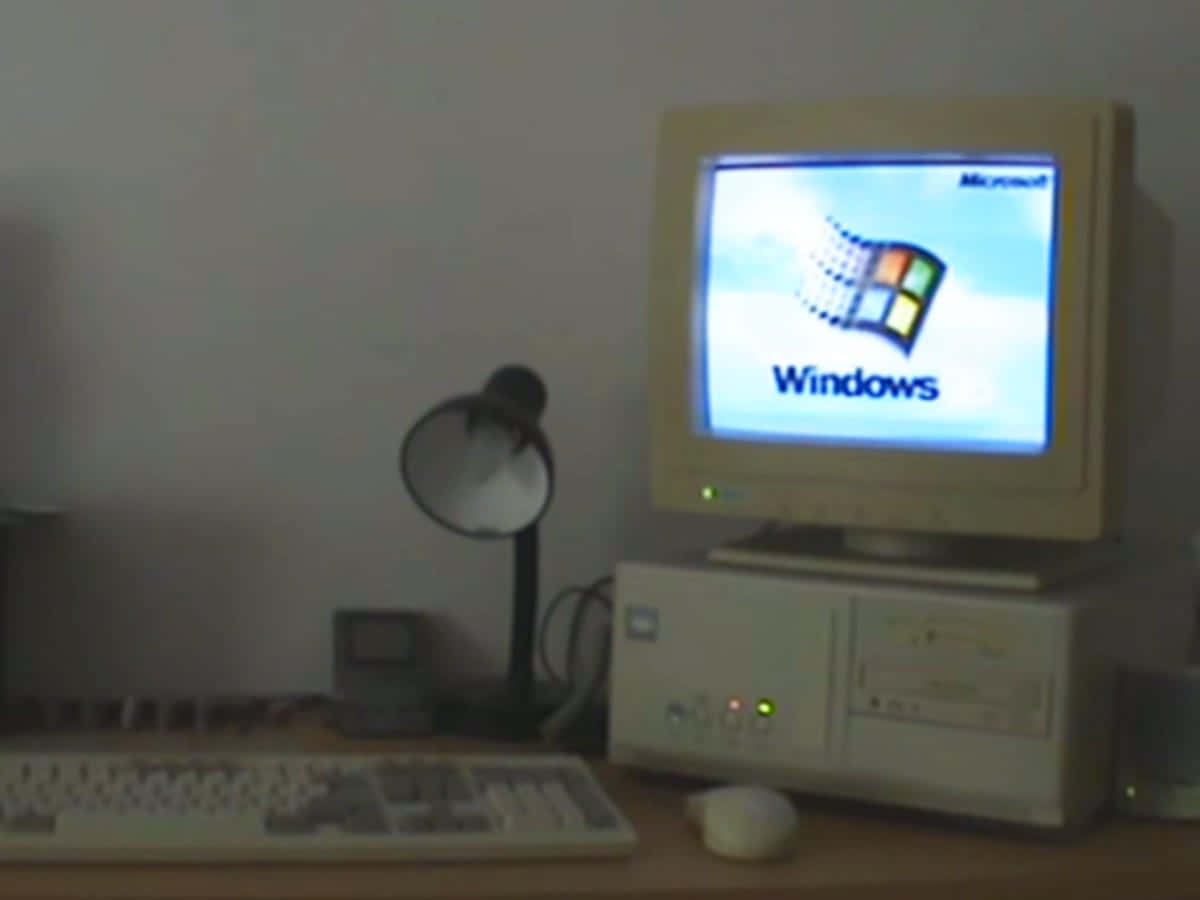 Windows 95, CRT monitor, beige desktop computer, SD Desktop Wallpaper