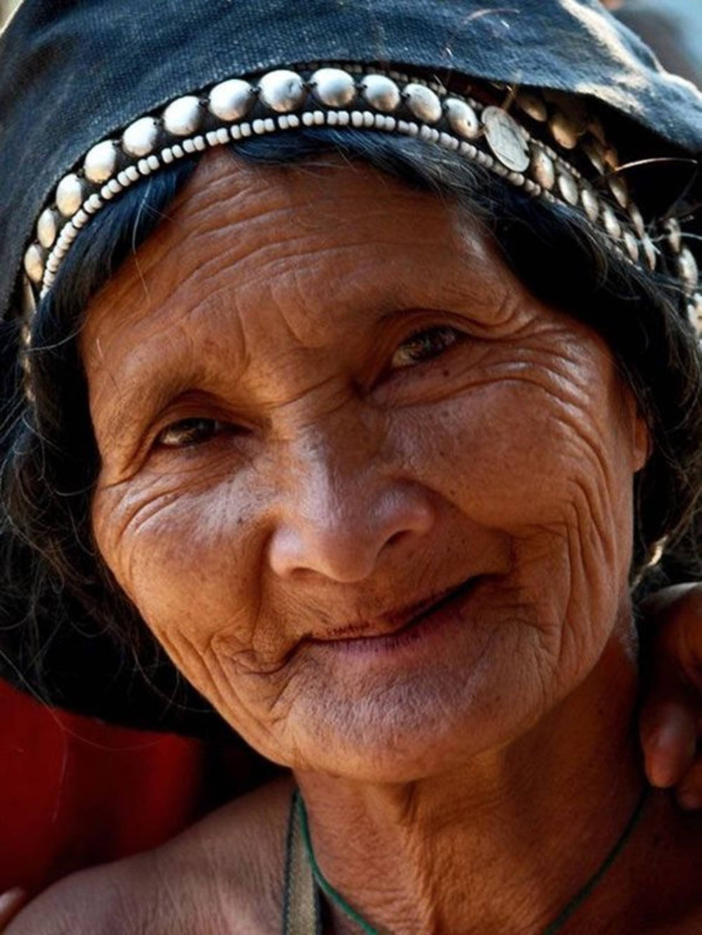 elderly woman, deep wrinkles, smiling warmly, HD Phone Wallpaper