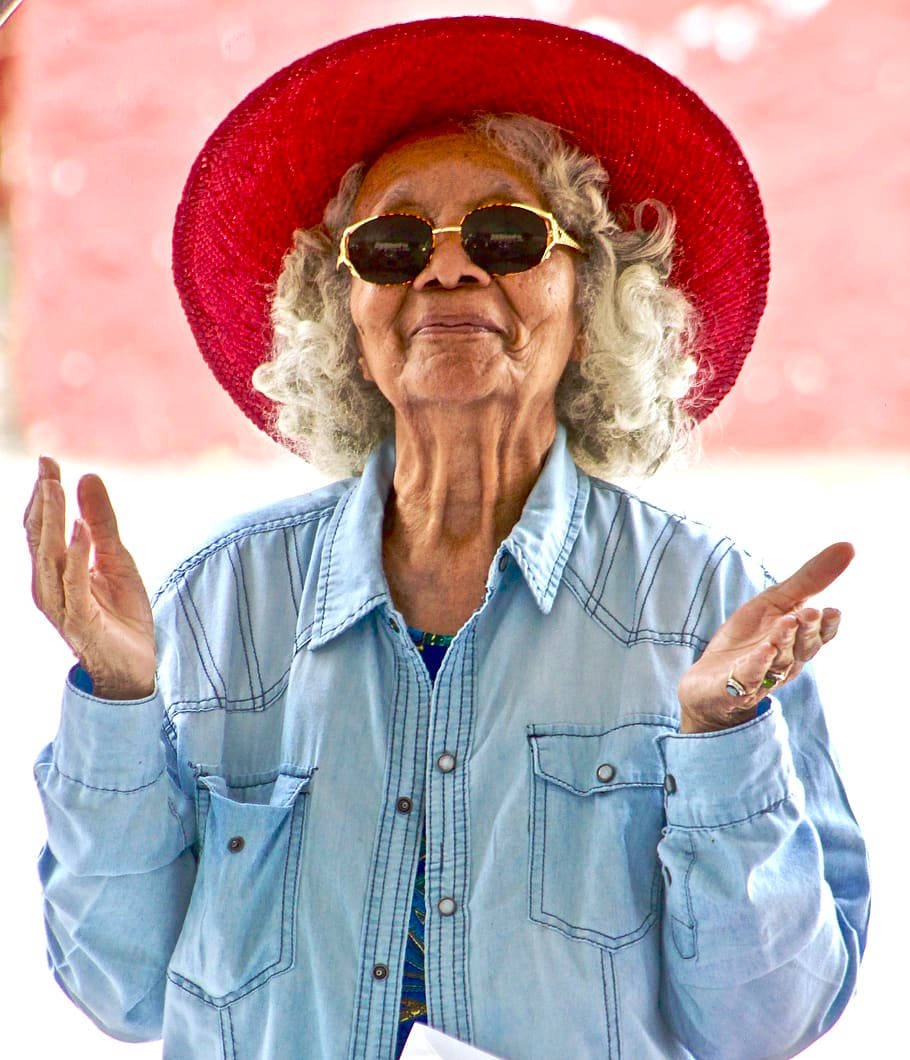 red straw hat, gold-rimmed sunglasses, curly gray hair, SD Phone Wallpaper