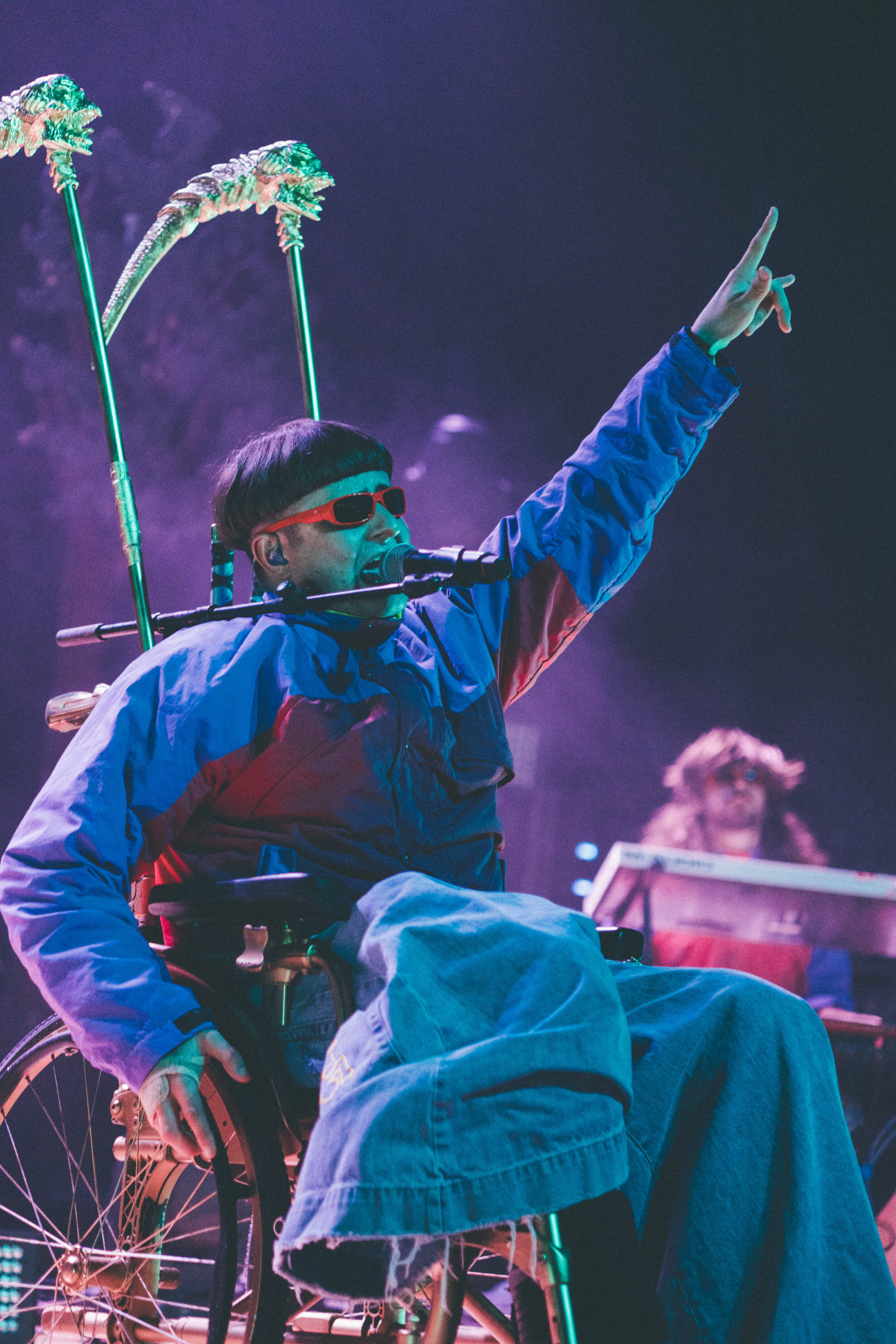 Oliver Tree, chromed skull scythes, red sunglasses, 2K Phone Wallpaper
