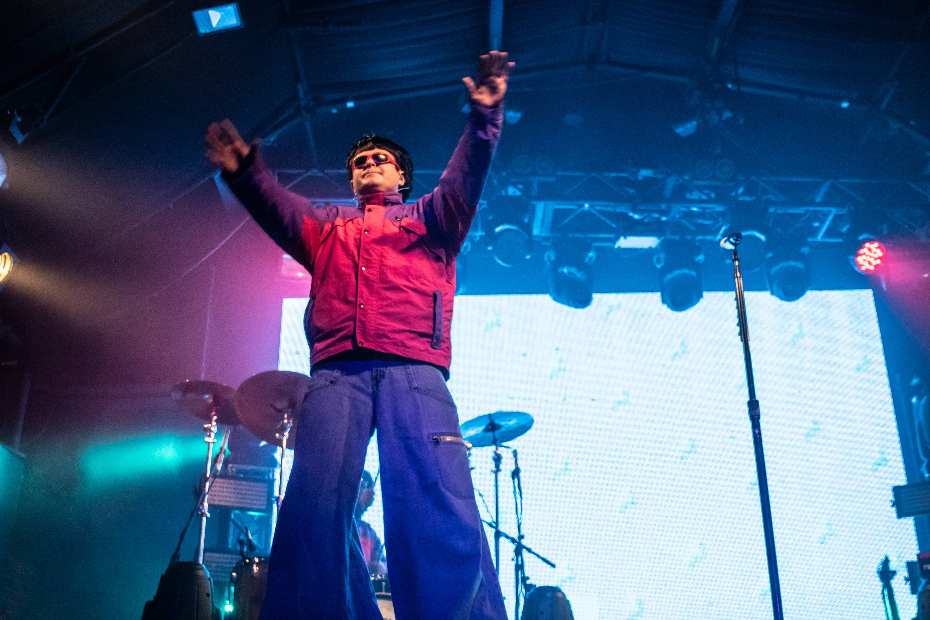 Oliver Tree, red jacket, wide pants, 2K Desktop Wallpaper