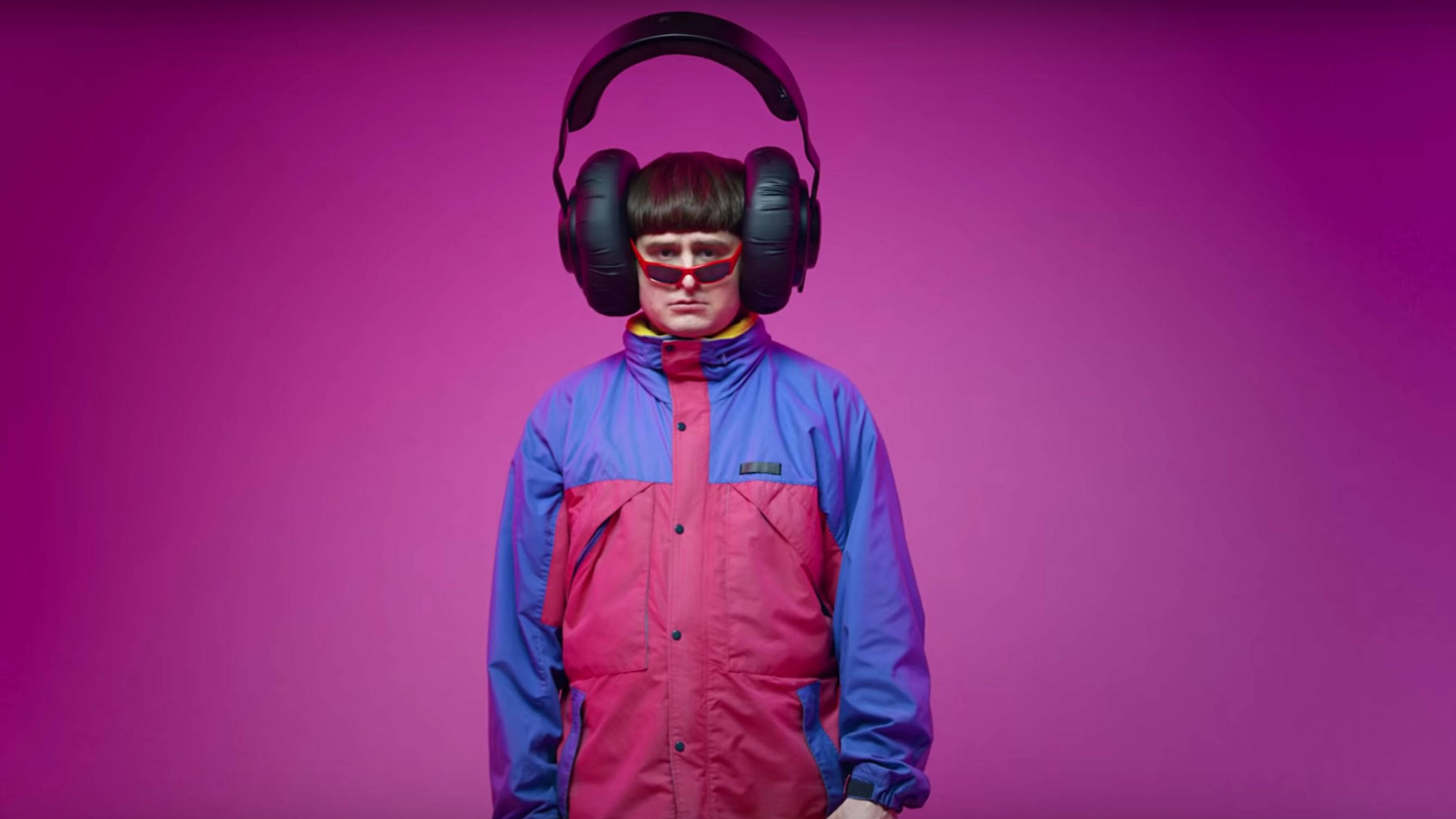 Oliver Tree, oversized headphones, 90s-style jacket, 2K Desktop Wallpaper