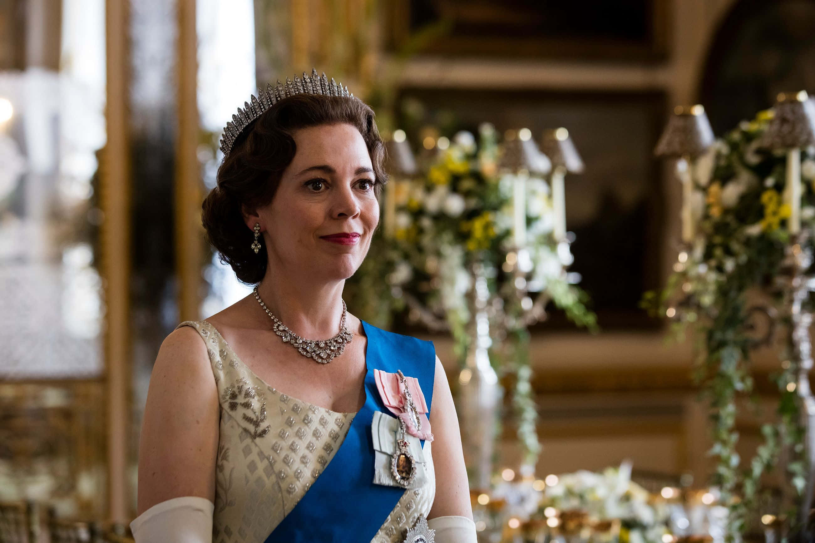 Olivia Colman, sparkling tiara, blue sash, 2K Desktop Wallpaper