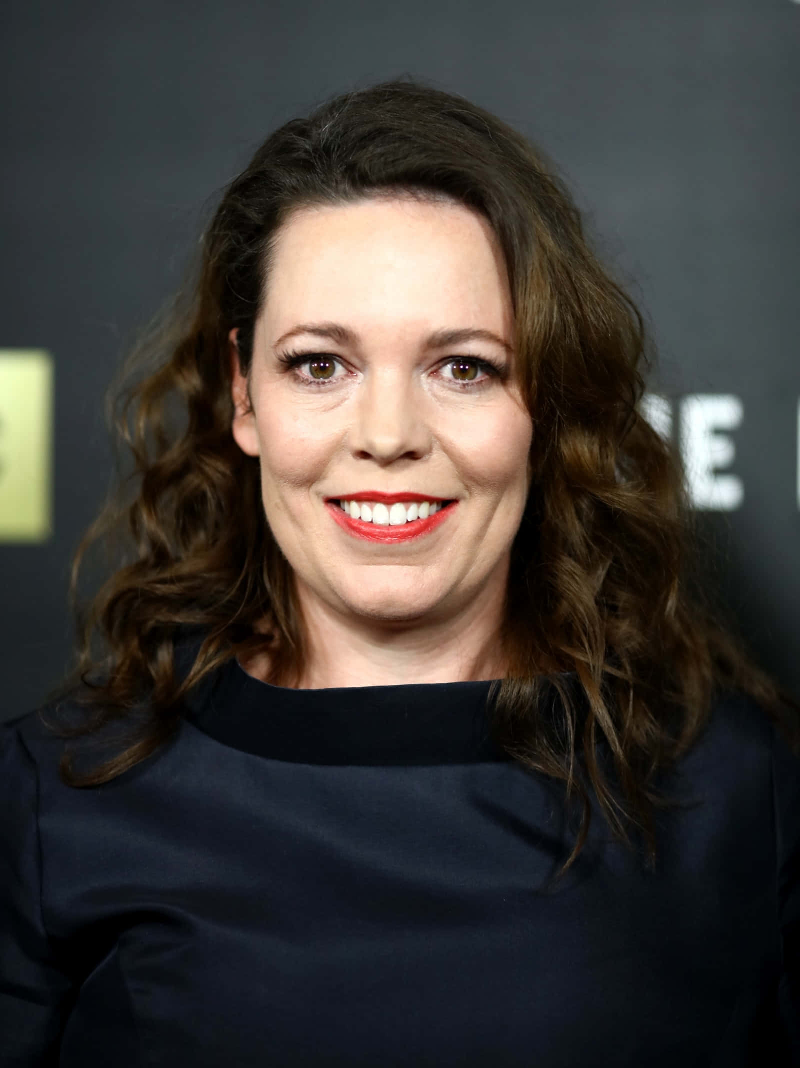 Olivia Colman, wavy brown hair, bright red lipstick, Full HD Phone Wallpaper