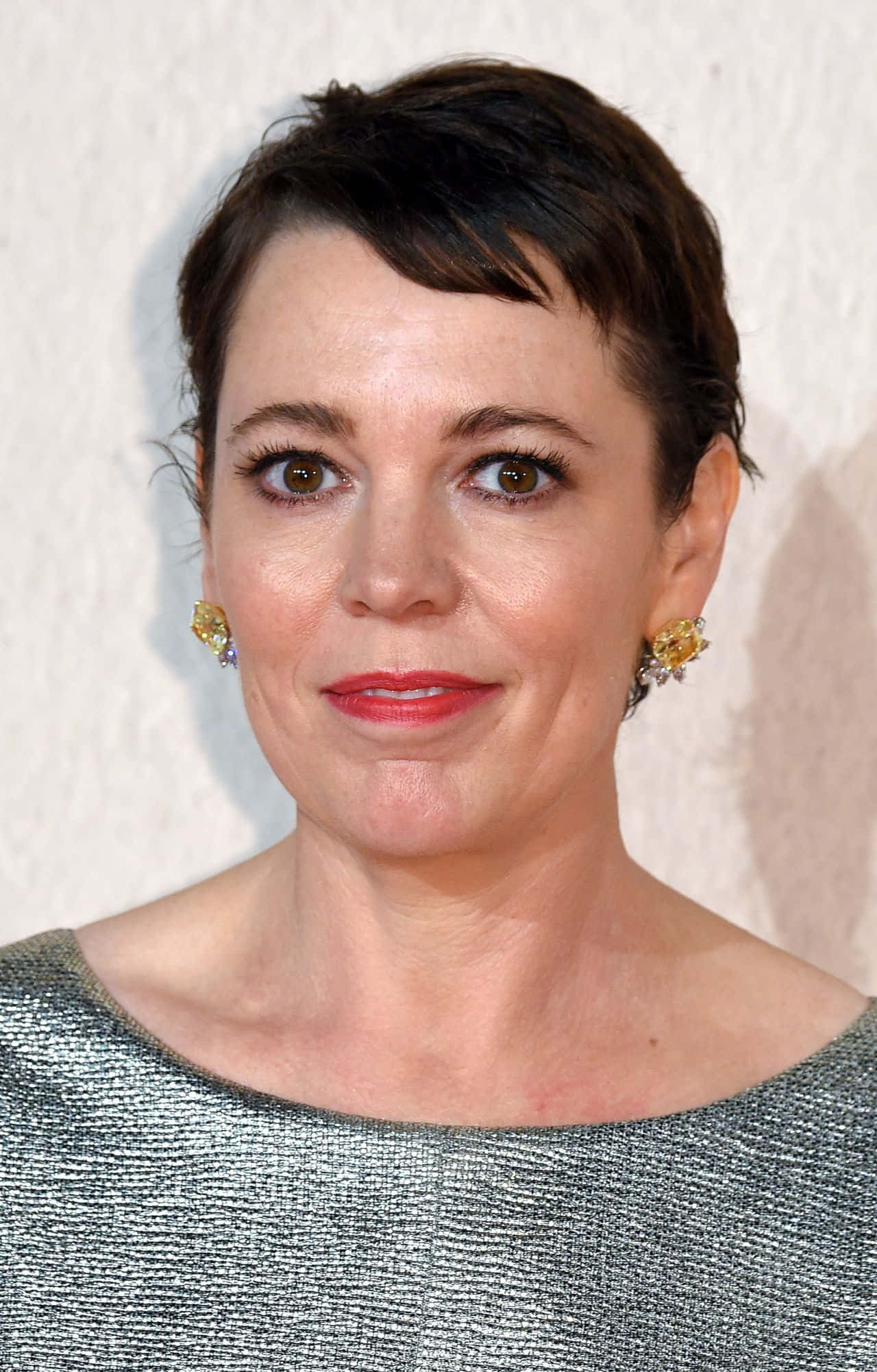 Olivia Colman, shimmering silver top, ornate gold earrings, Full HD Phone Wallpaper