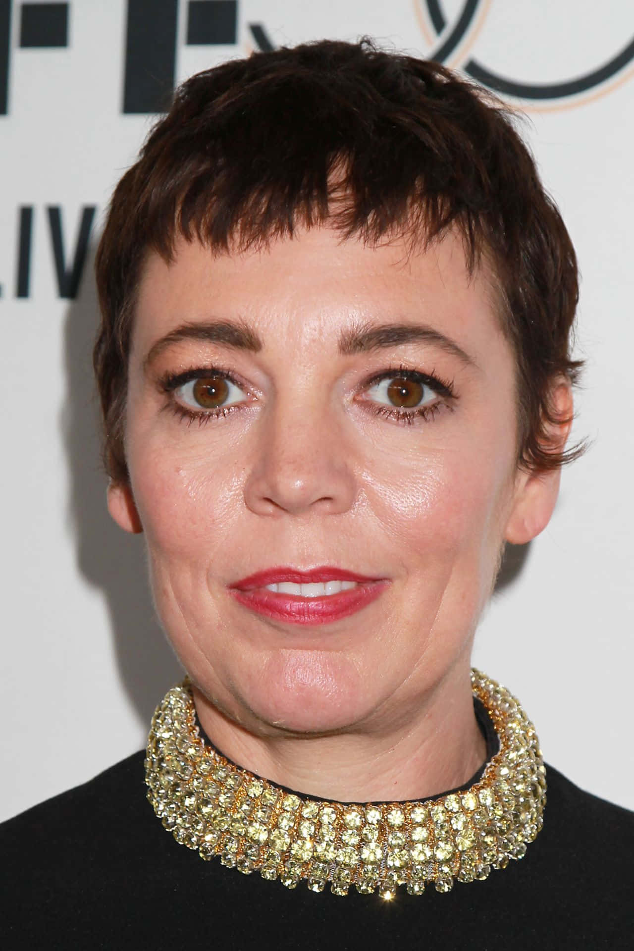 Olivia Colman, red carpet gala, sparkling gold choker necklace, Full HD Phone Wallpaper