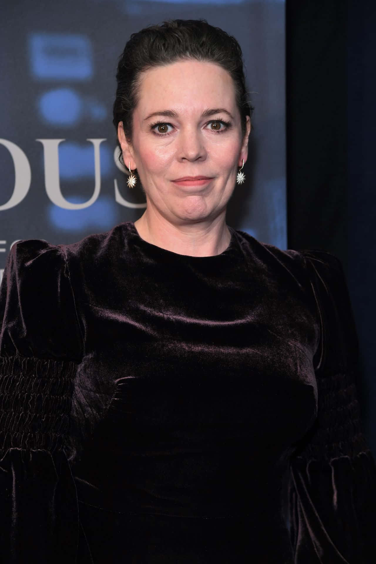 Olivia Colman, black velvet dress, puffed sleeves, Full HD Phone Wallpaper