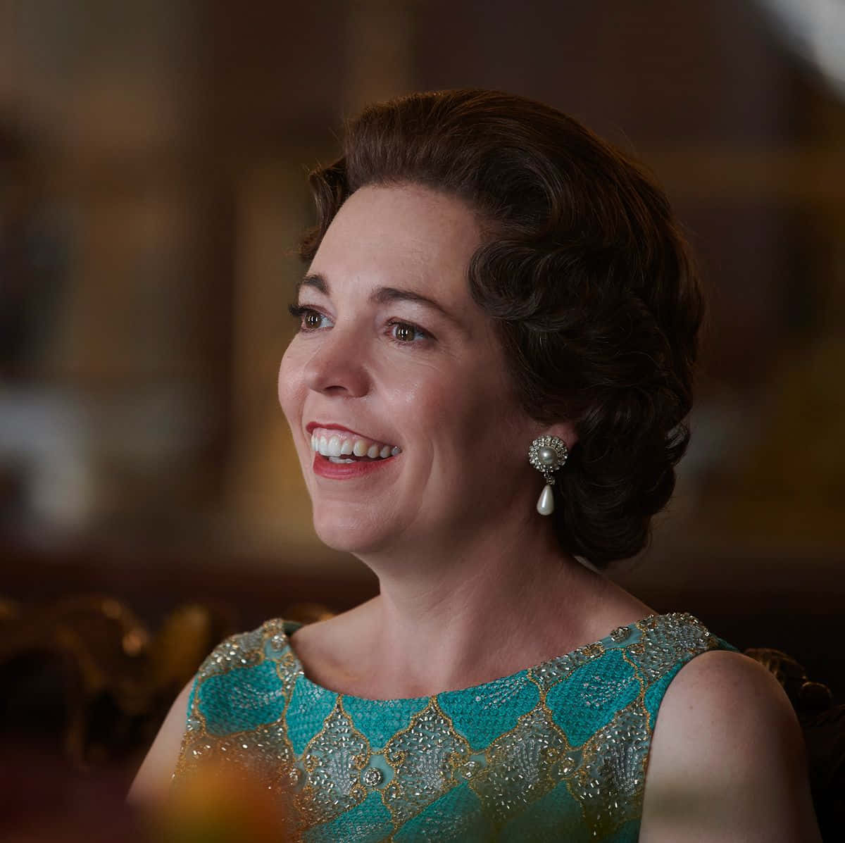 Olivia Colman, teal and gold beaded dress, pearl earrings, SD Desktop Wallpaper