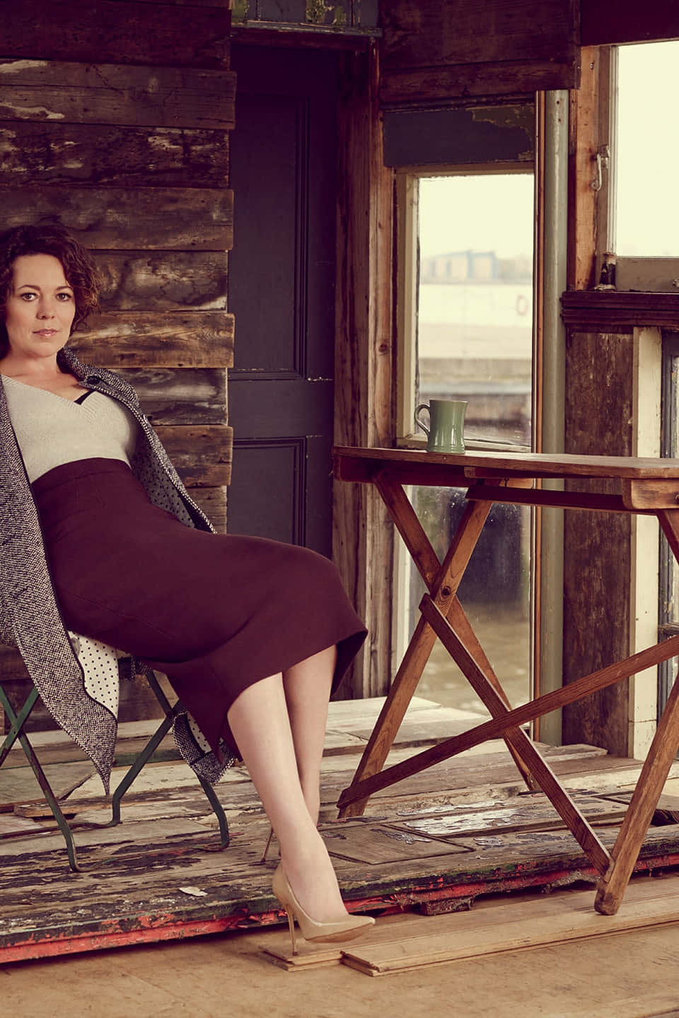 Olivia Colman, maroon dress, folding chair, HD Phone Wallpaper